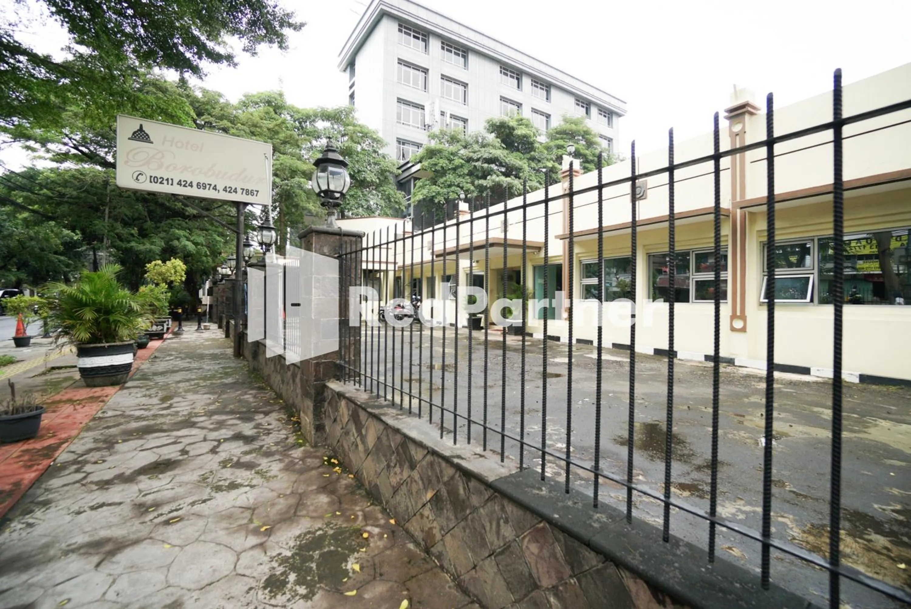 Property building in Hotel Borobudur Kemayoran Syariah Mitra RedDoorz