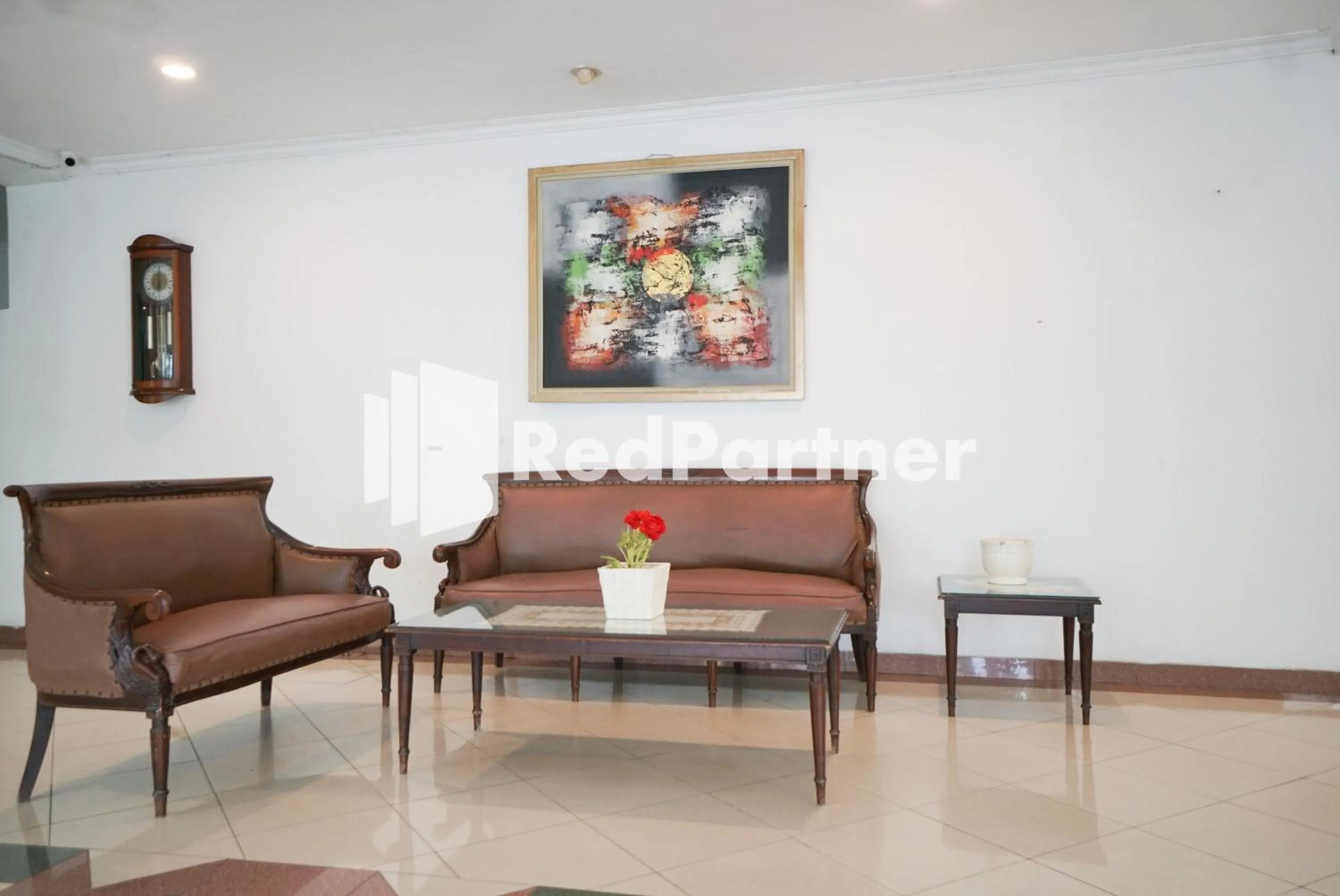 Seating area in Hotel Borobudur Kemayoran Syariah Mitra RedDoorz