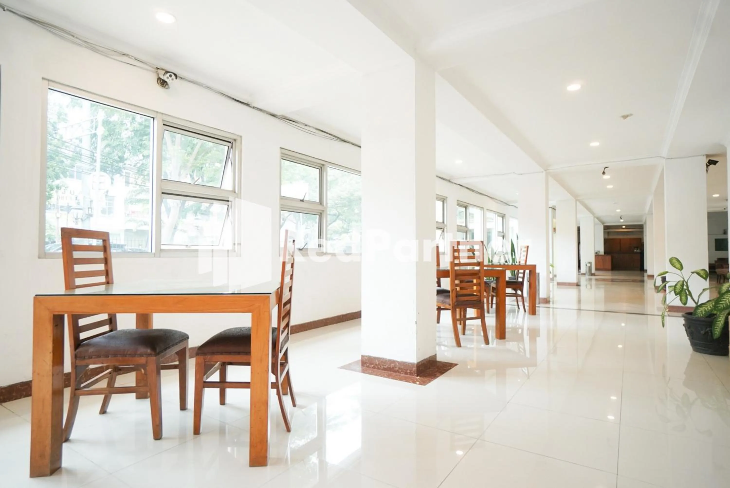 Seating area in Hotel Borobudur Kemayoran Syariah Mitra RedDoorz