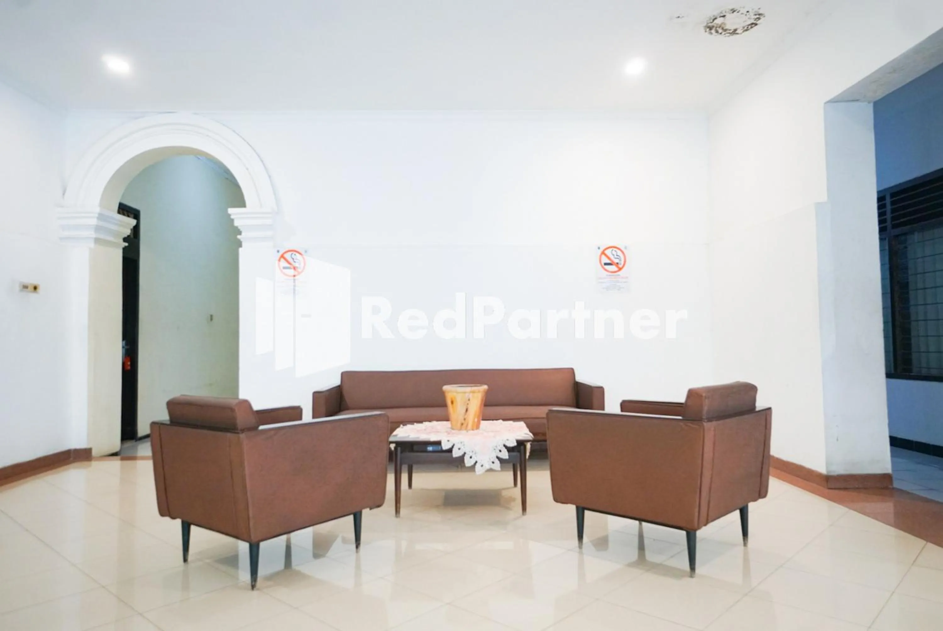 Seating area in Hotel Borobudur Kemayoran Syariah Mitra RedDoorz