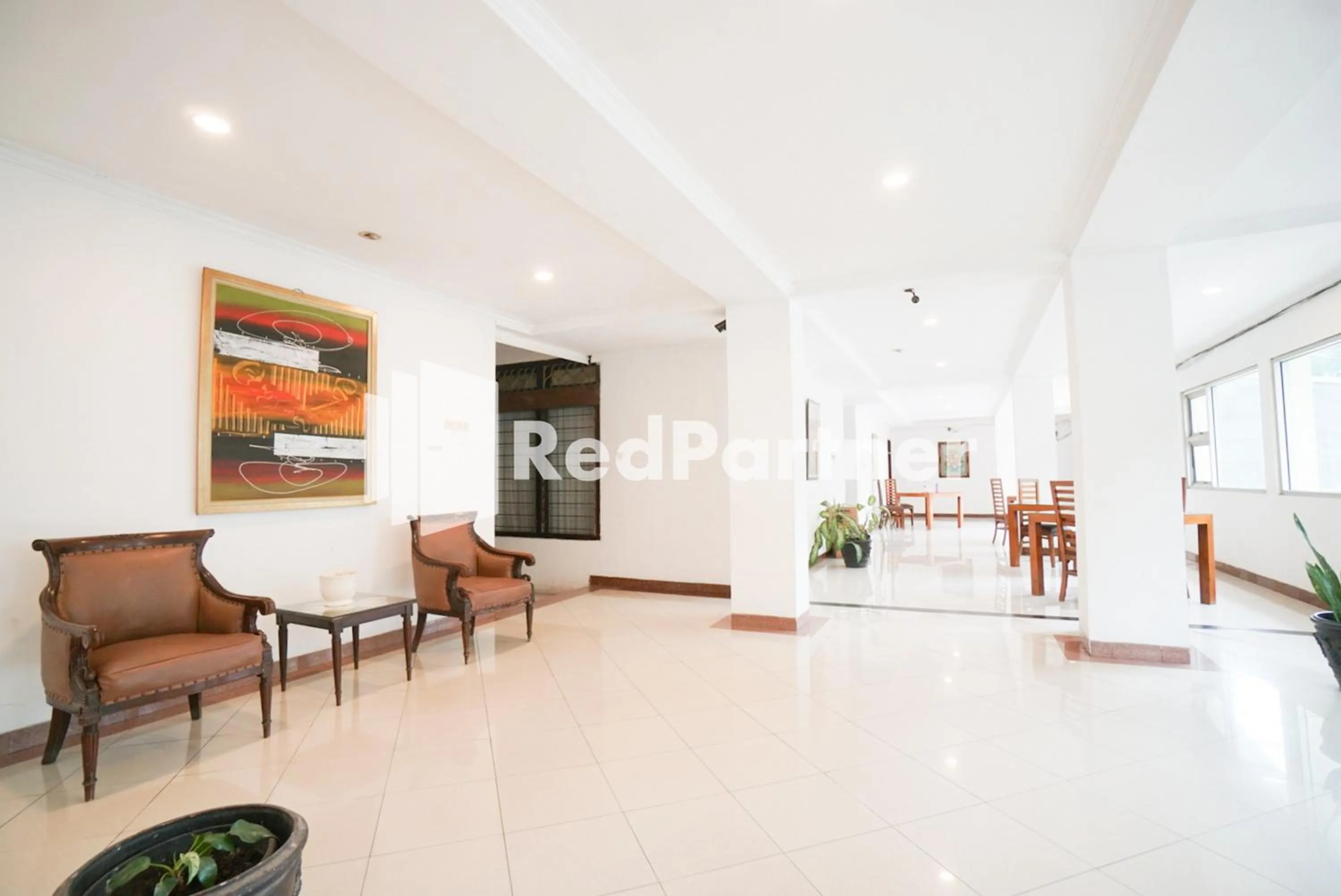 Seating area in Hotel Borobudur Kemayoran Syariah Mitra RedDoorz
