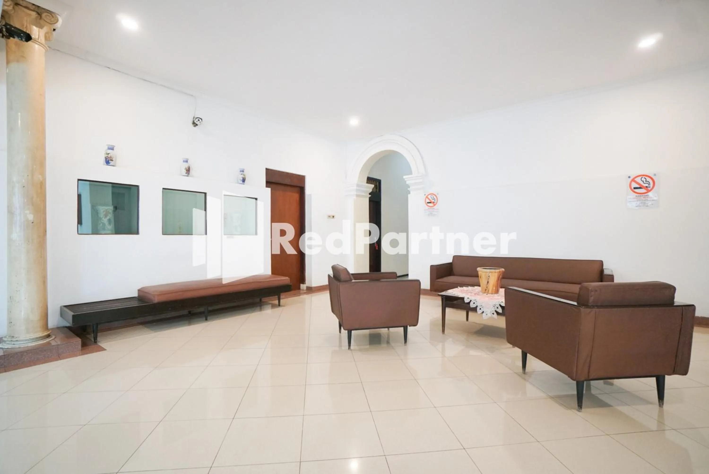 Seating area in Hotel Borobudur Kemayoran Syariah Mitra RedDoorz