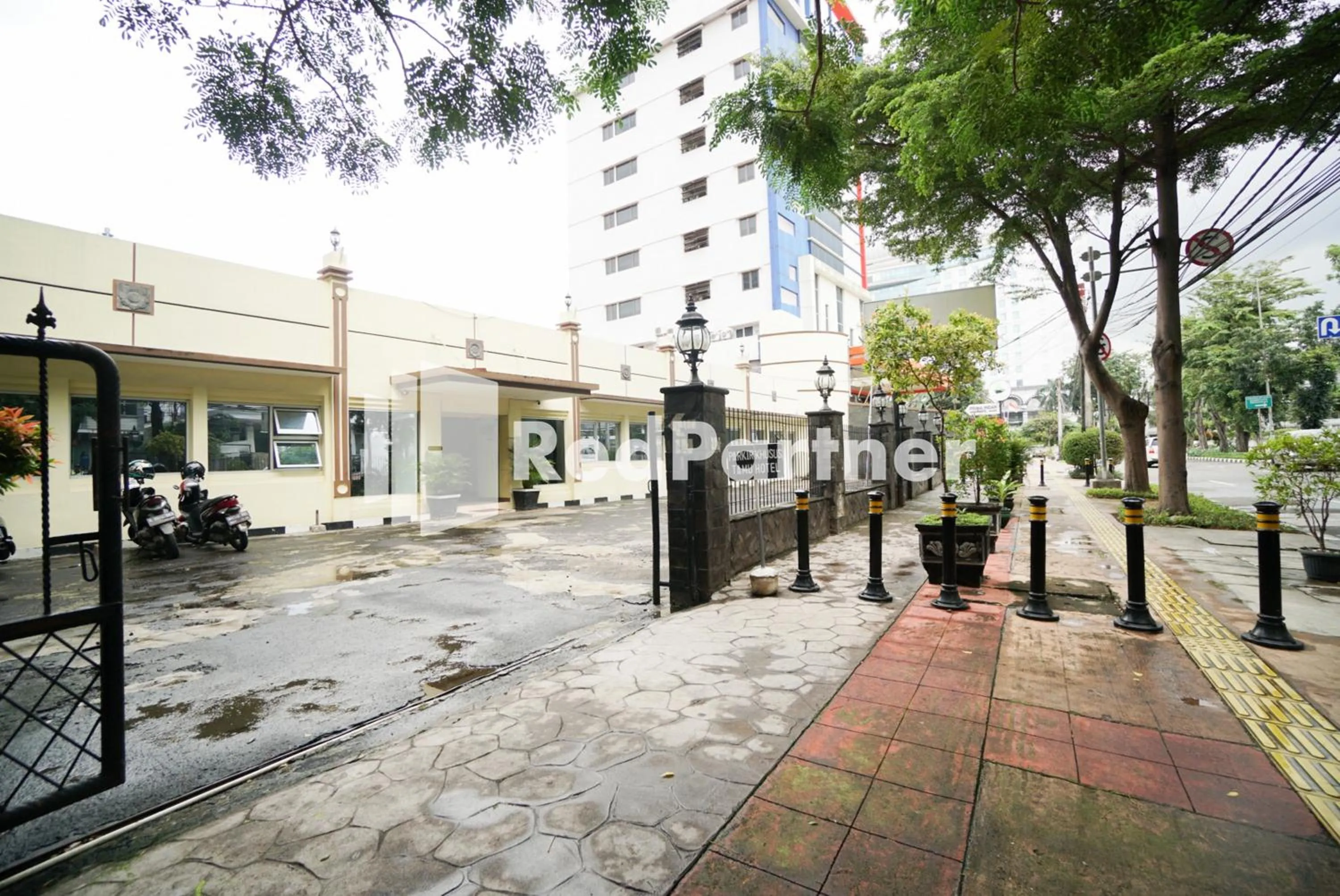 Property building in Hotel Borobudur Kemayoran Syariah Mitra RedDoorz