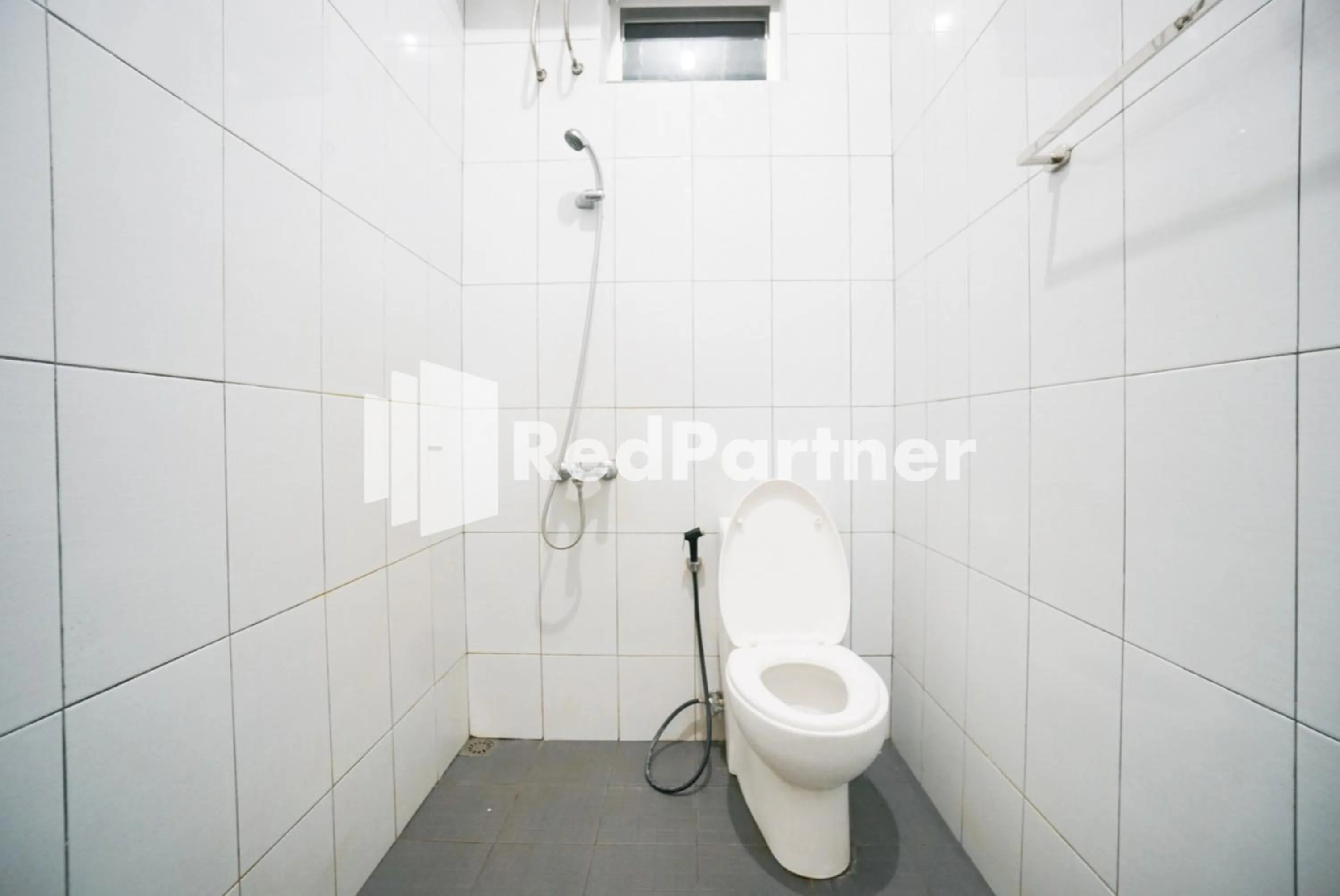 Toilet in Hotel Borobudur Kemayoran Syariah Mitra RedDoorz