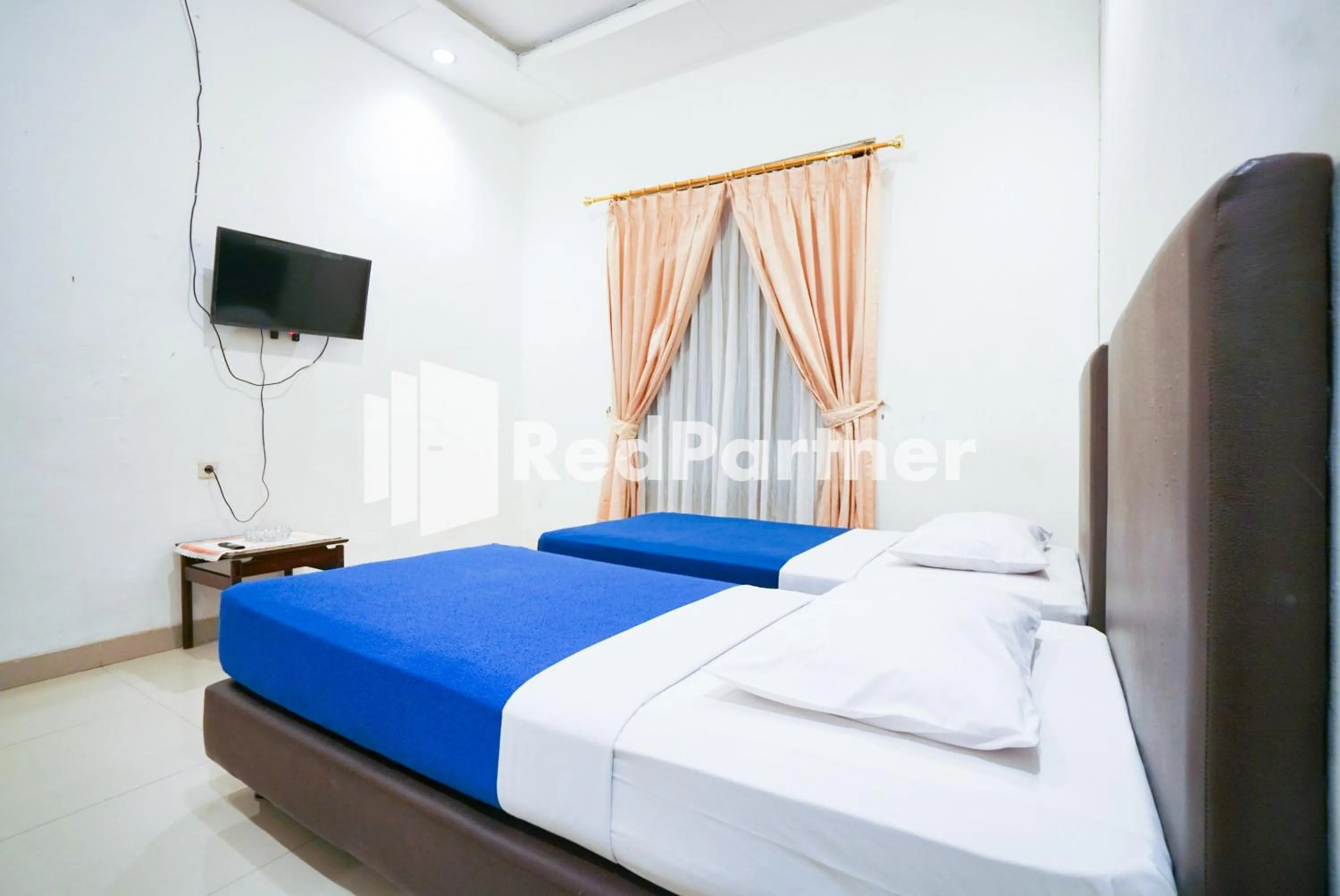 Bed in Hotel Borobudur Kemayoran Syariah Mitra RedDoorz