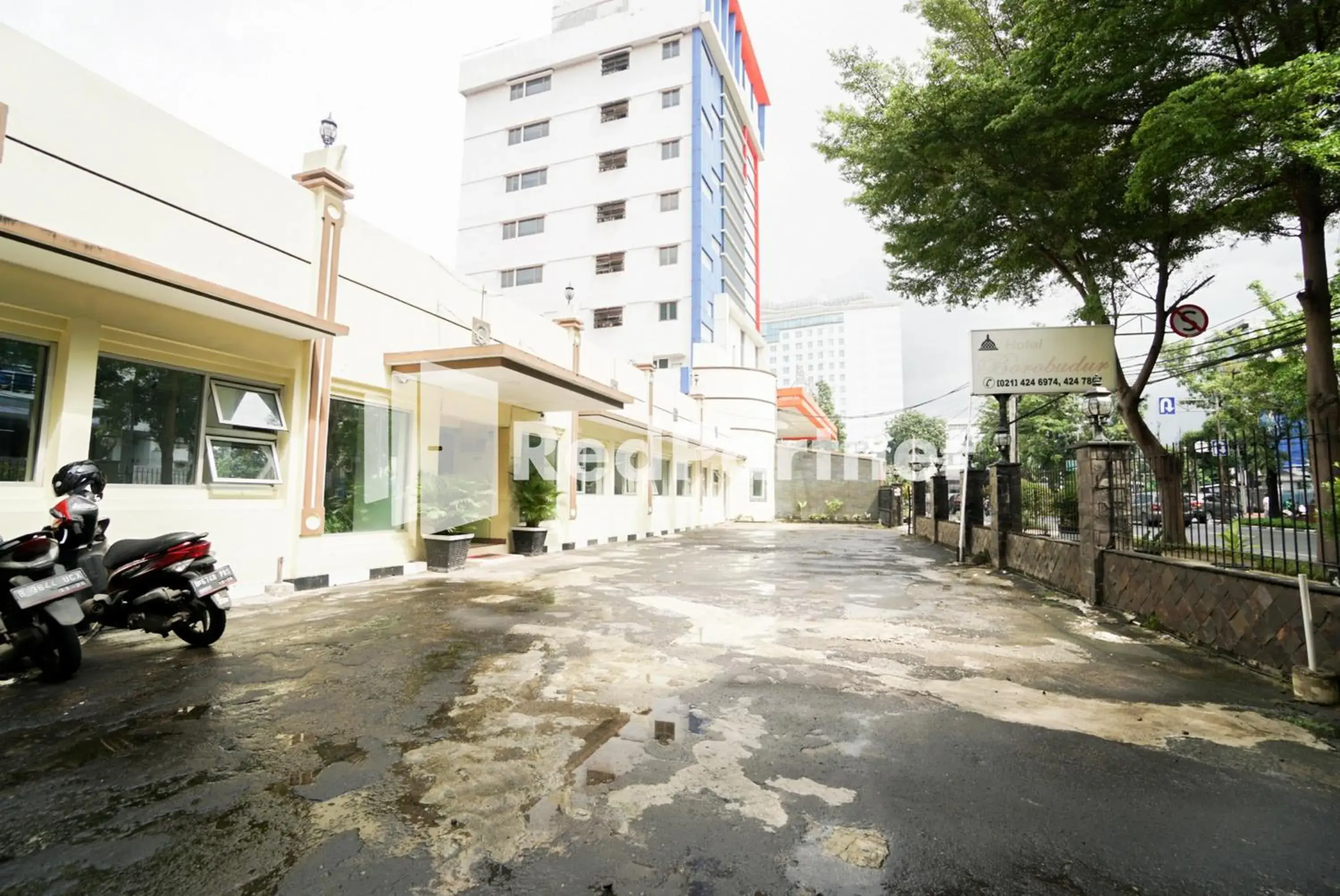 Property building in Hotel Borobudur Kemayoran Syariah Mitra RedDoorz Property building in Hotel Borobudur Kemayoran Syariah Mitra RedDoorz