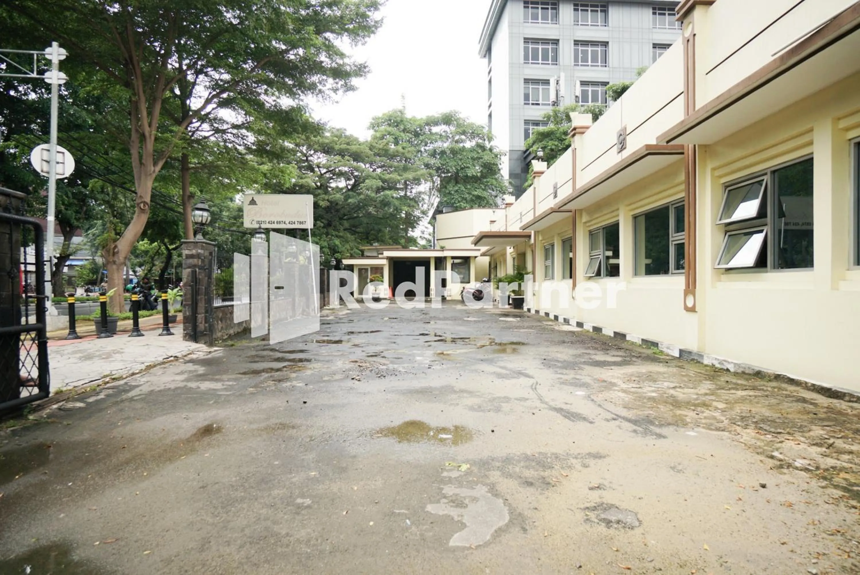 Property building in Hotel Borobudur Kemayoran Syariah Mitra RedDoorz