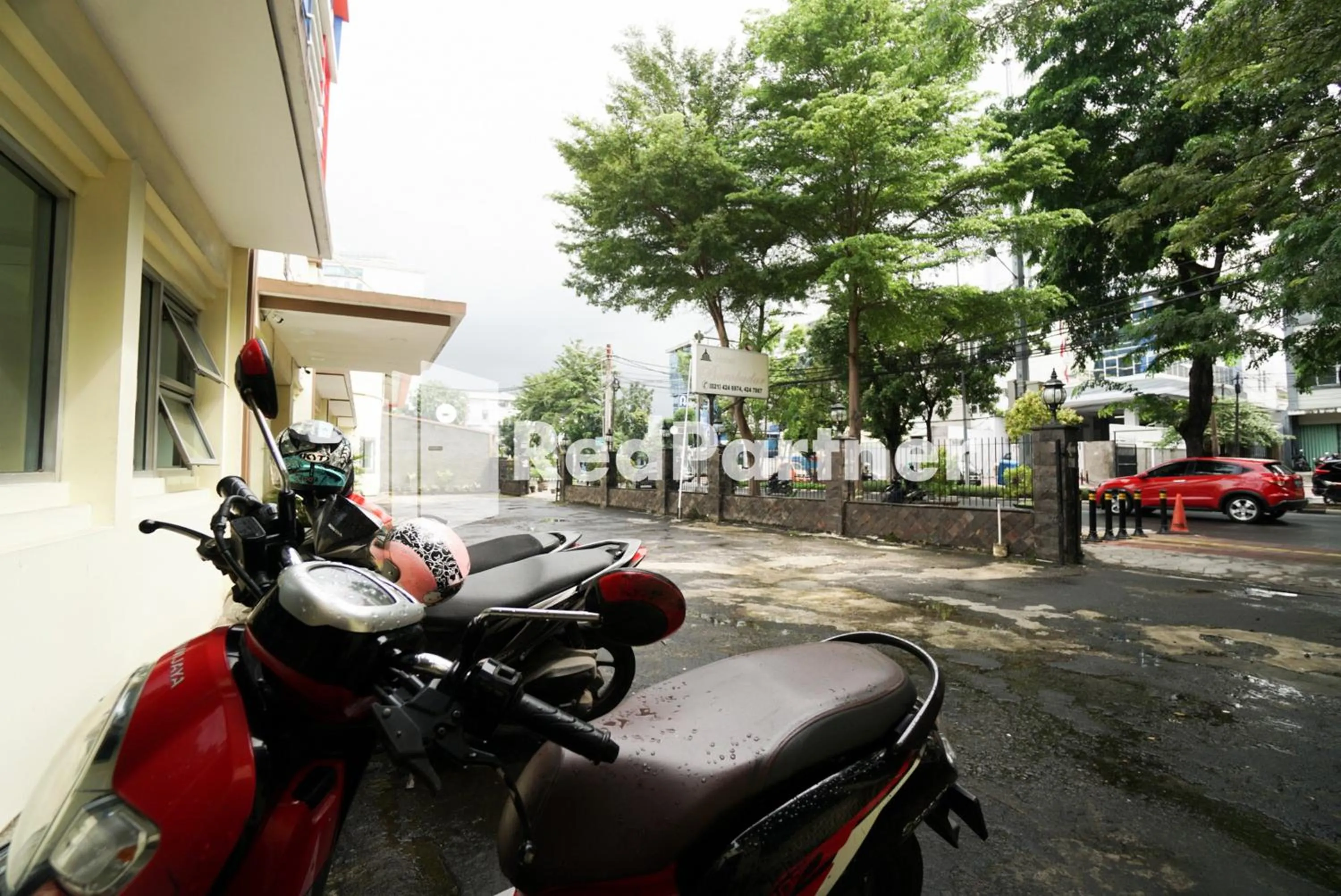Parking in Hotel Borobudur Kemayoran Syariah Mitra RedDoorz