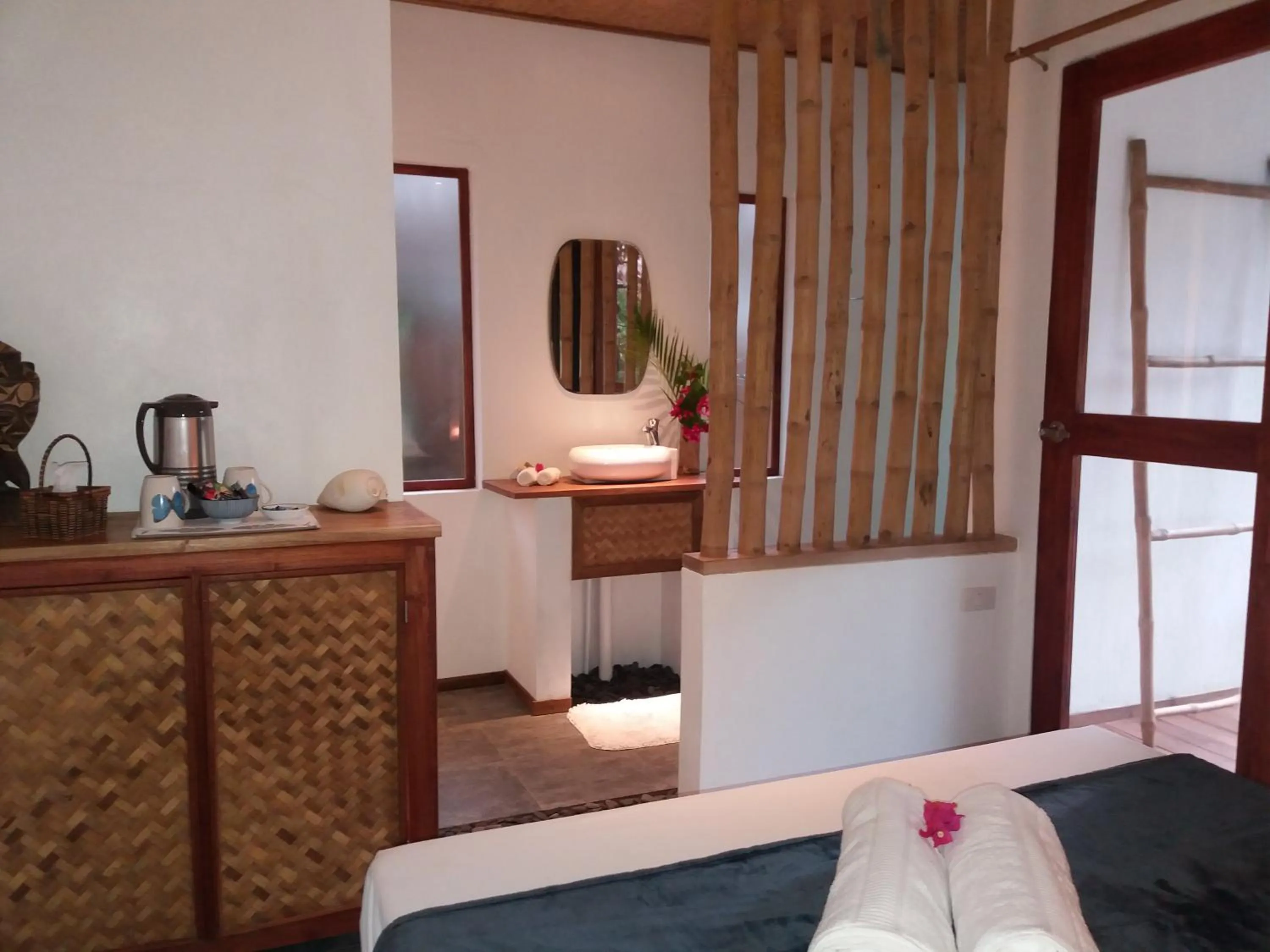 Photo of the whole room, Bed in Valerie Lodge