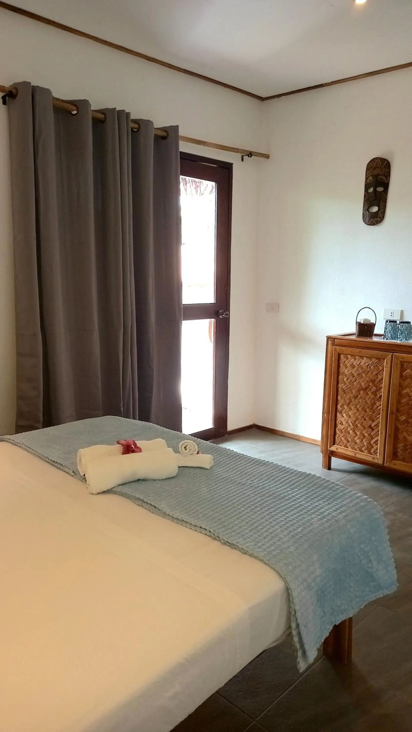 Photo of the whole room, Bed in Valerie Lodge