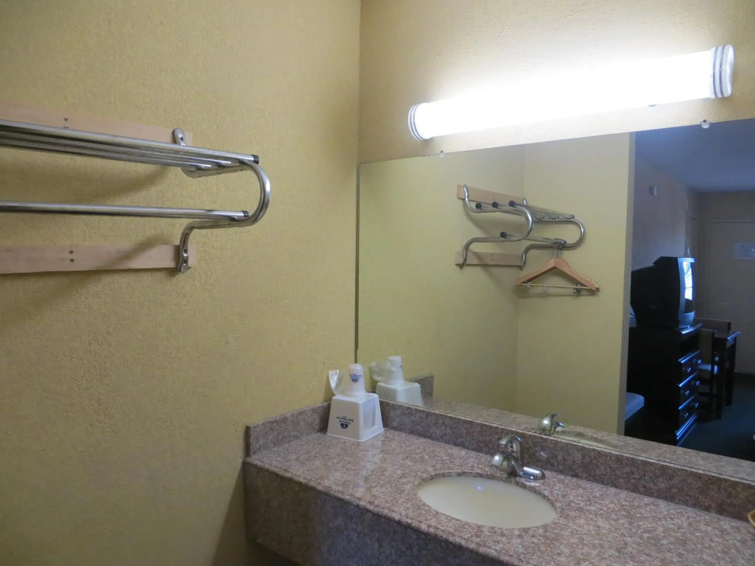 King Room - Non-Smoking in Welcome Inn King Room - Non-Smoking in Welcome Inn