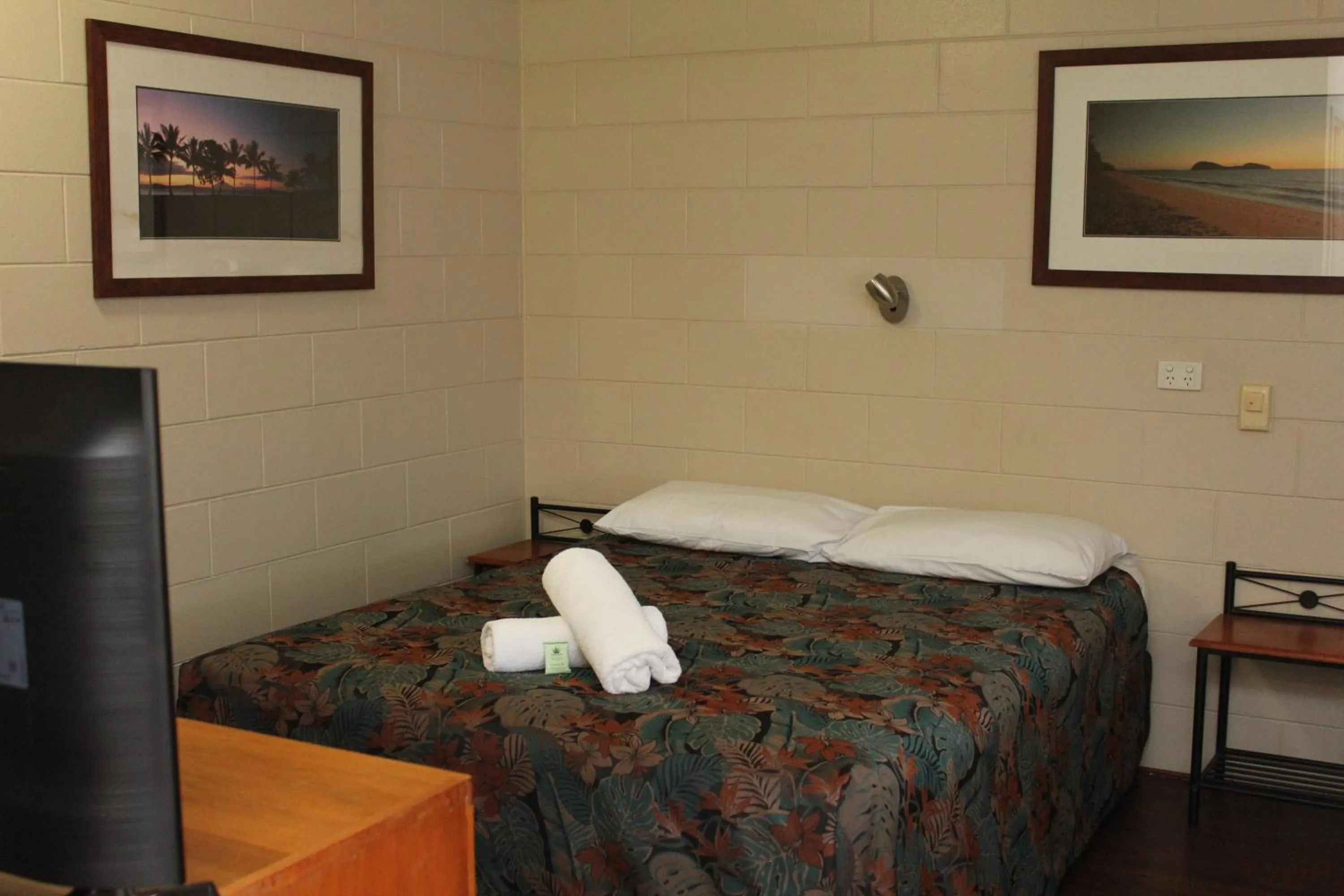 Bed in Demi View Motel