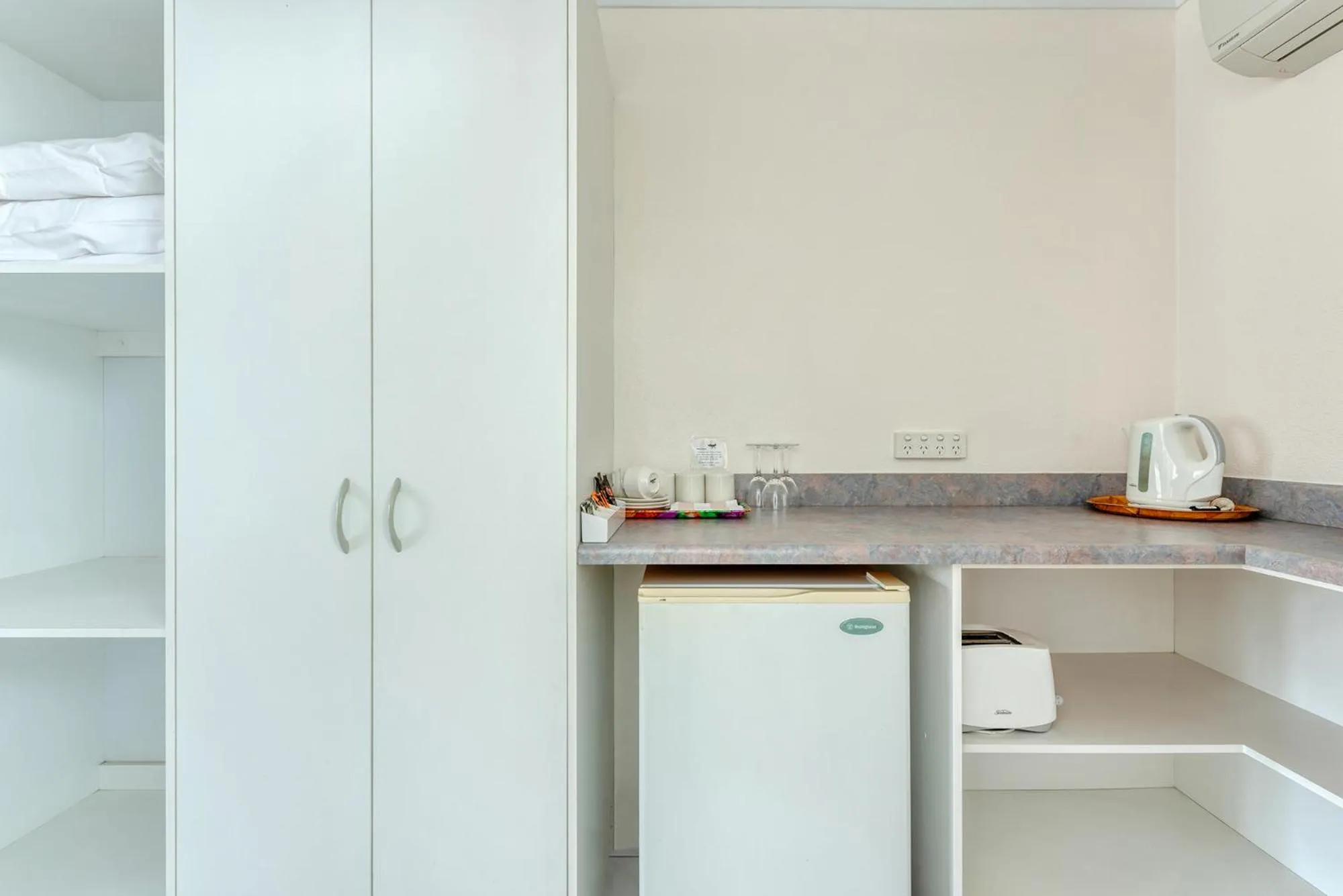 Coffee/tea facilities in Demi View Motel