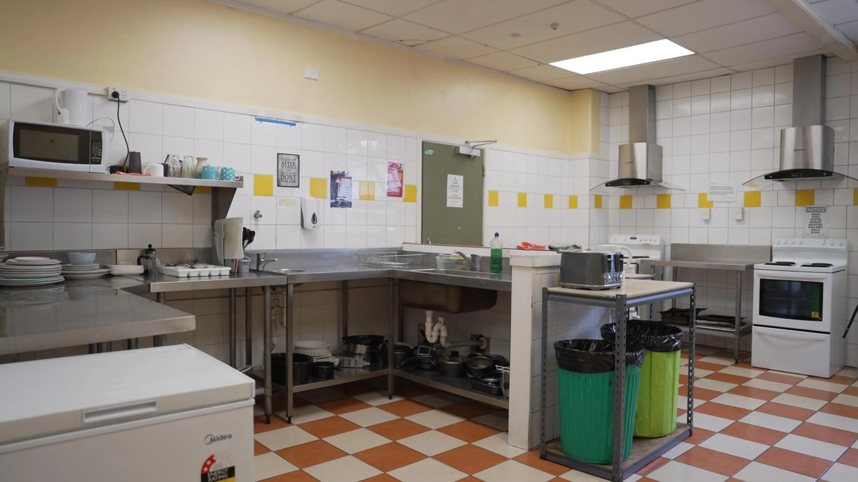 Communal kitchen in Silverfern Backpackers
