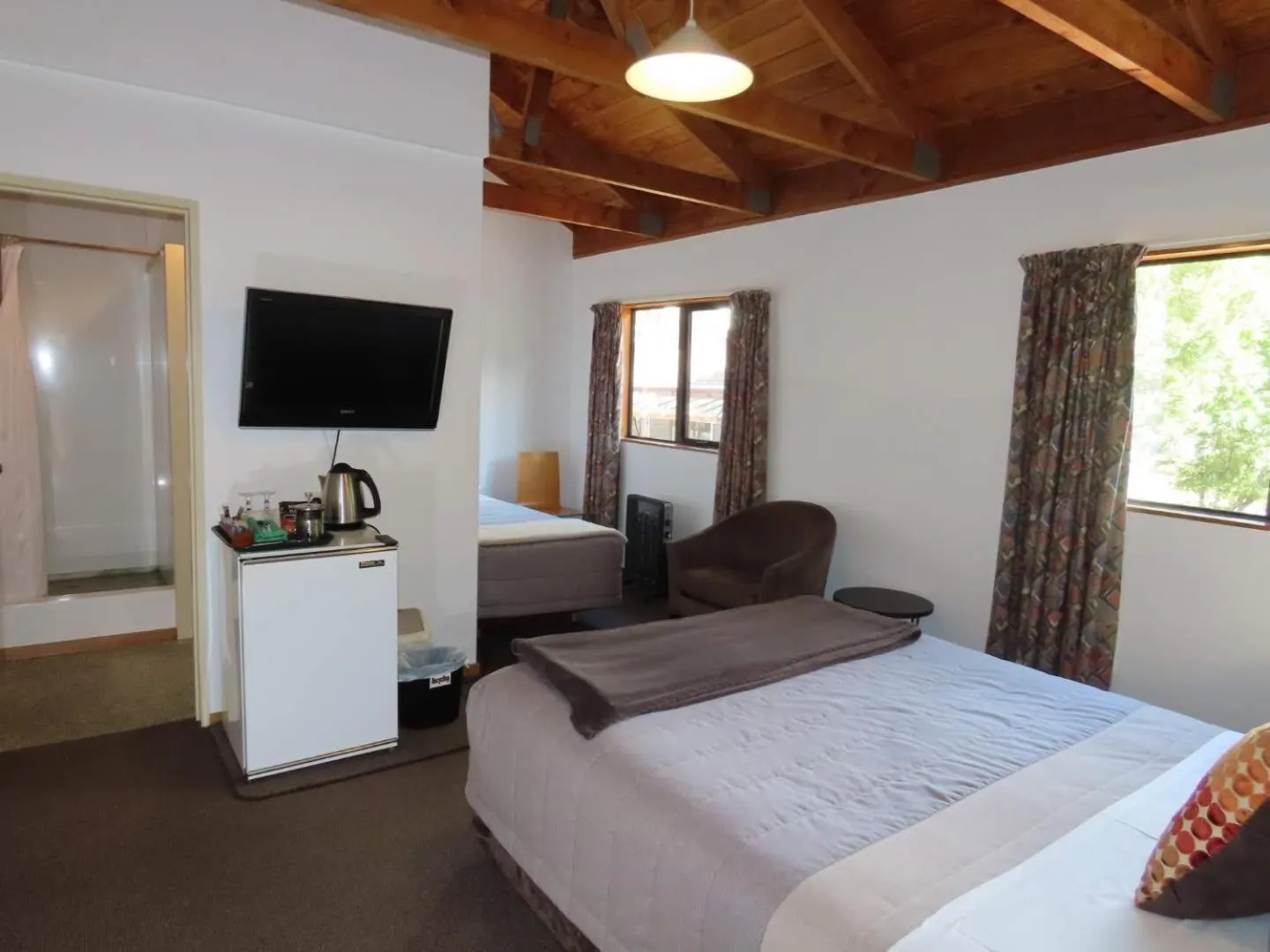 Photo of the whole room, Bed in The Hobbit Motorlodge