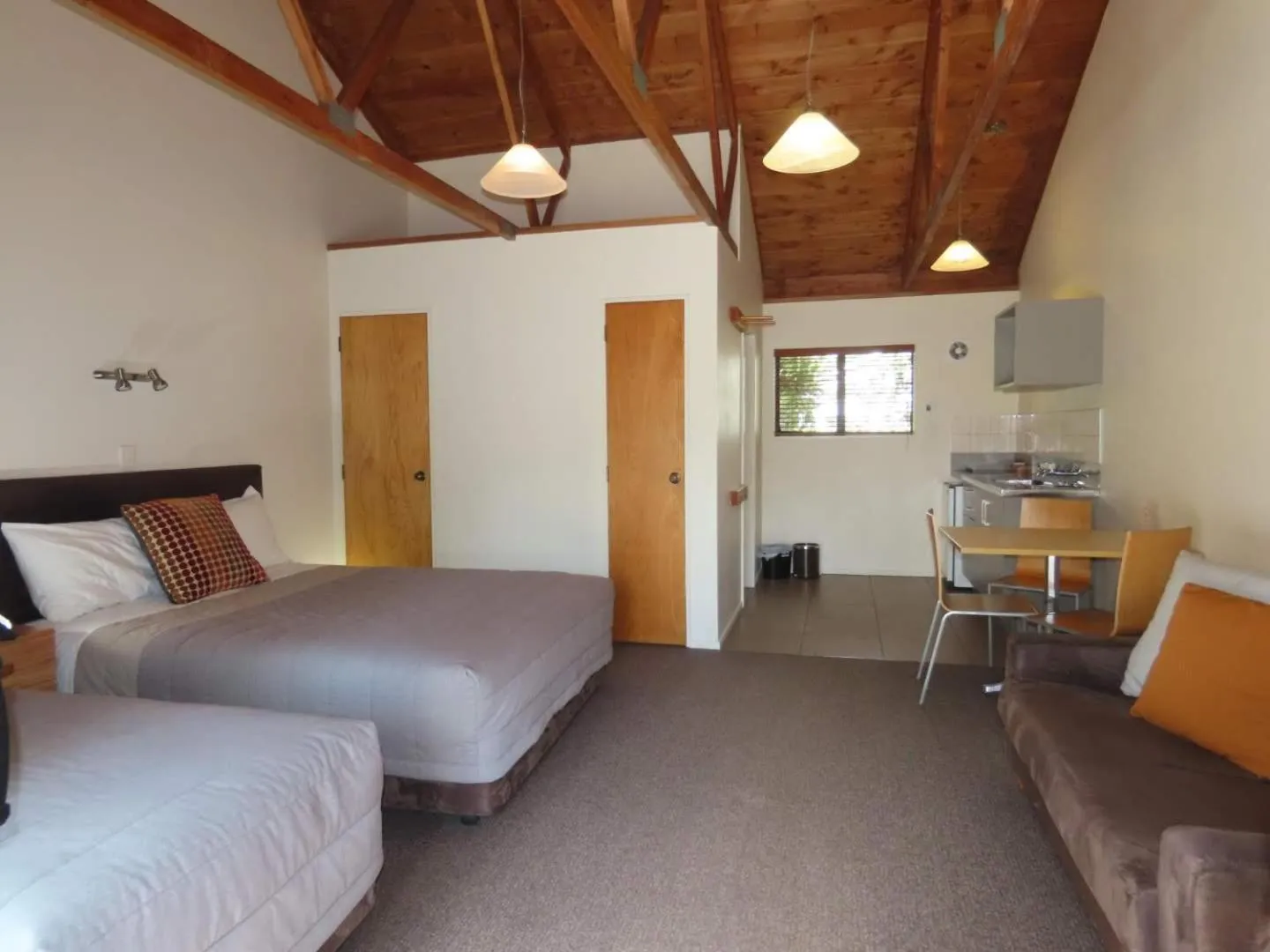 Photo of the whole room, Bed in The Hobbit Motorlodge