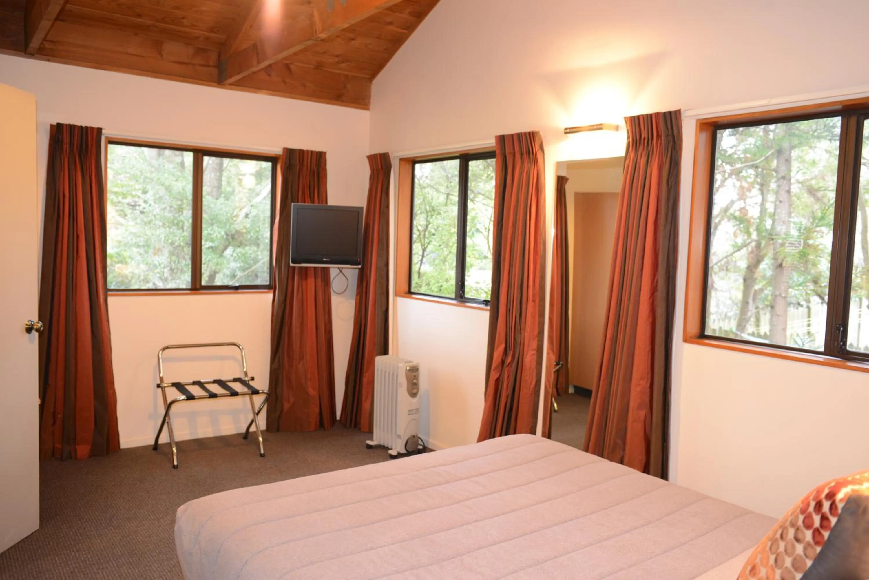 Bedroom, Bed in The Hobbit Motorlodge