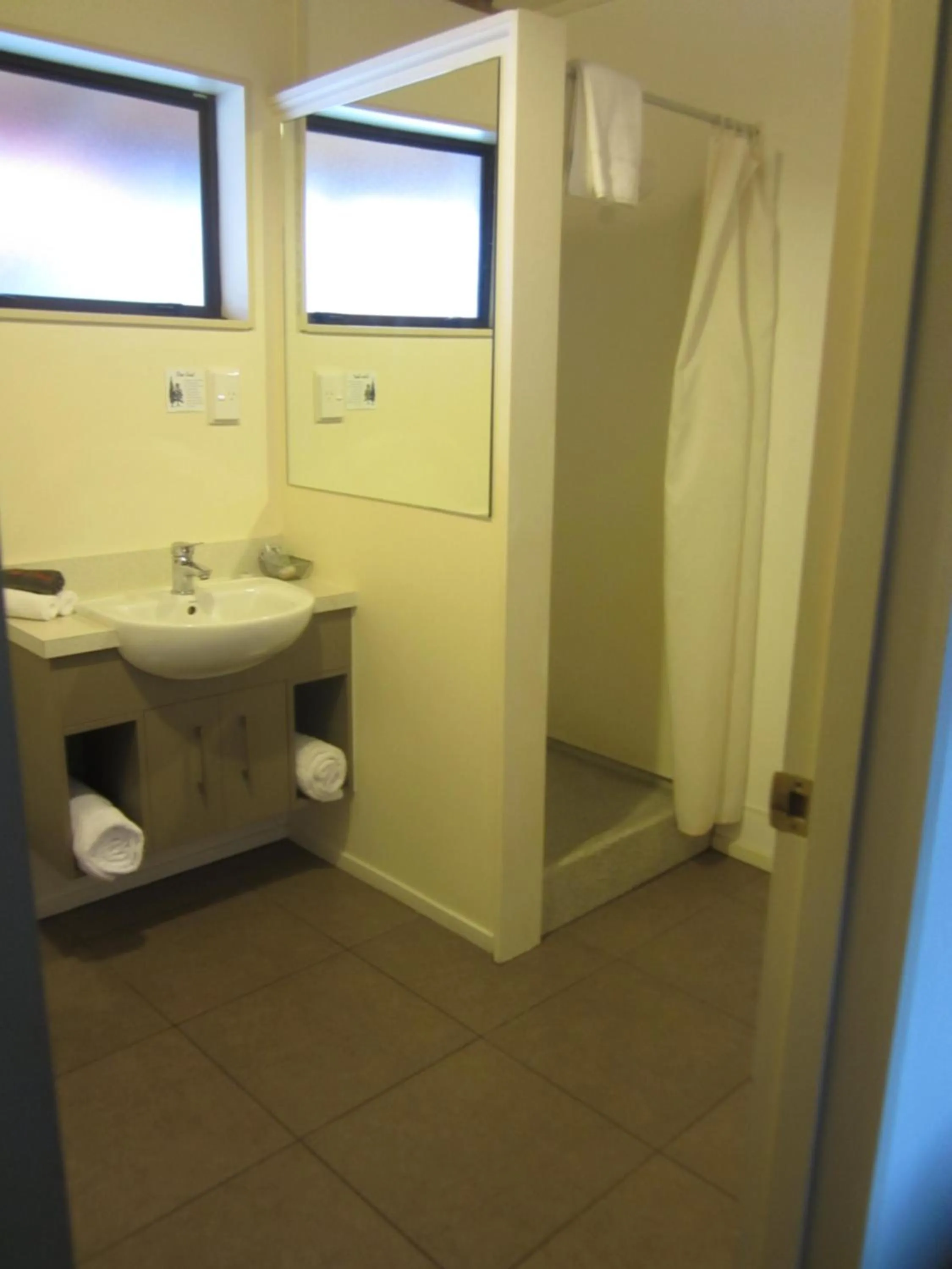 Bathroom in The Hobbit Motorlodge