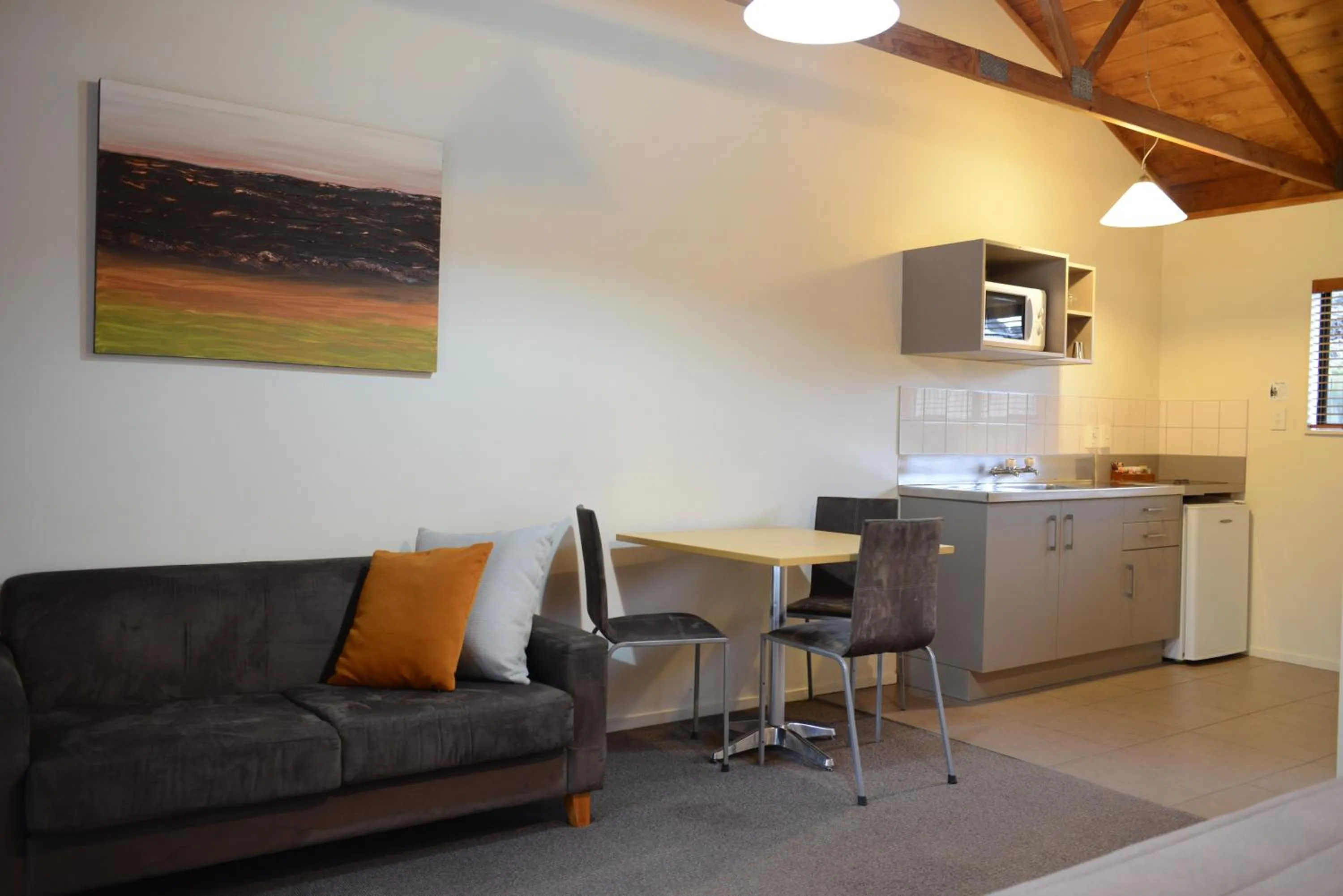 Kitchen or kitchenette in The Hobbit Motorlodge