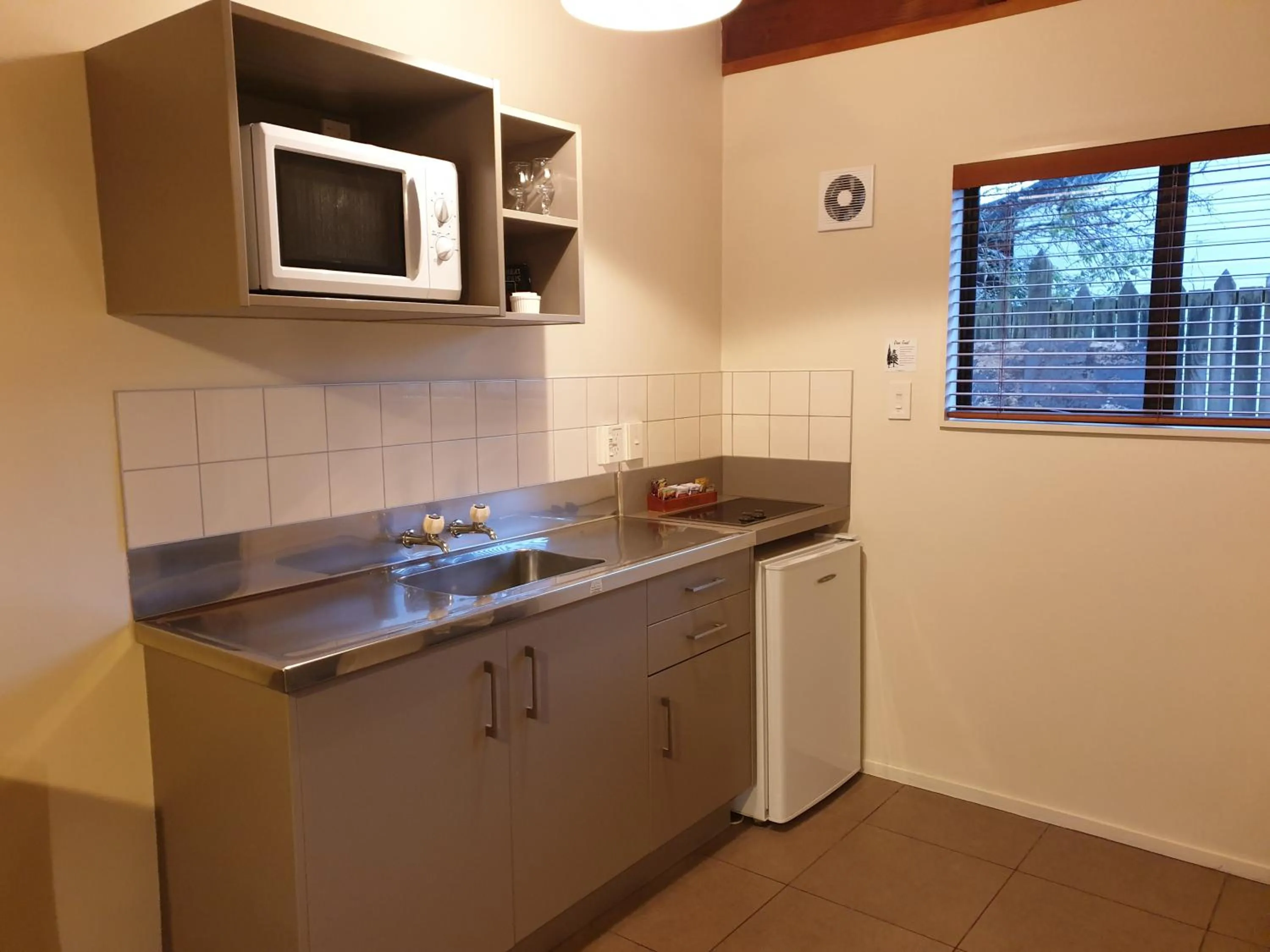 Kitchen or kitchenette in The Hobbit Motorlodge