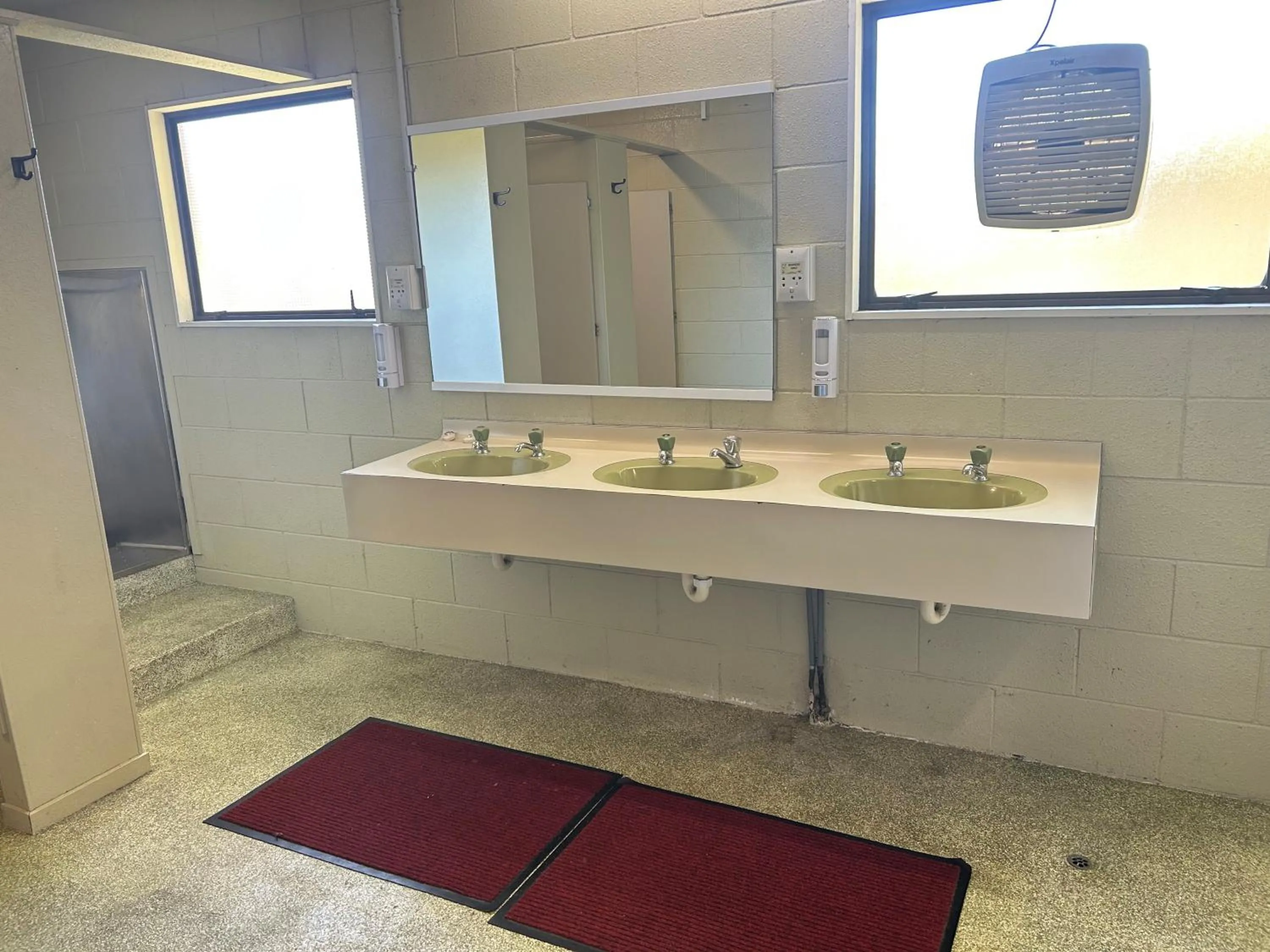 Bathroom in The Hobbit Motorlodge