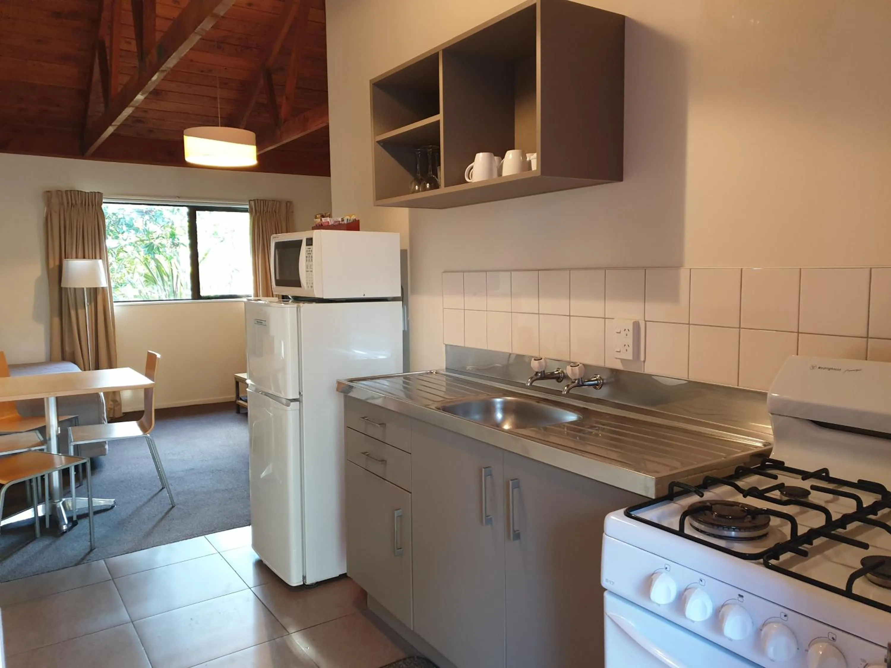 Kitchen or kitchenette in The Hobbit Motorlodge