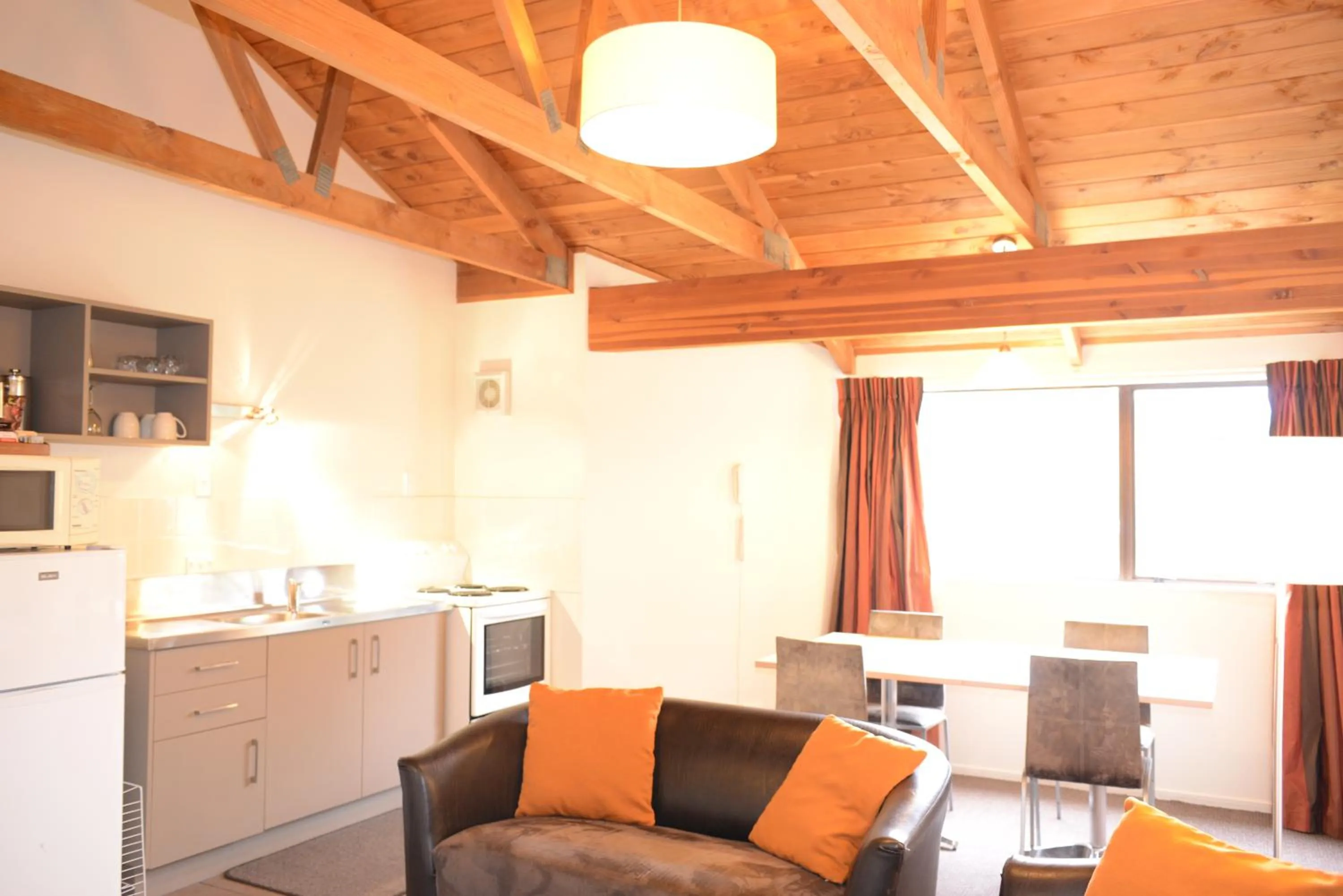 Kitchen or kitchenette in The Hobbit Motorlodge