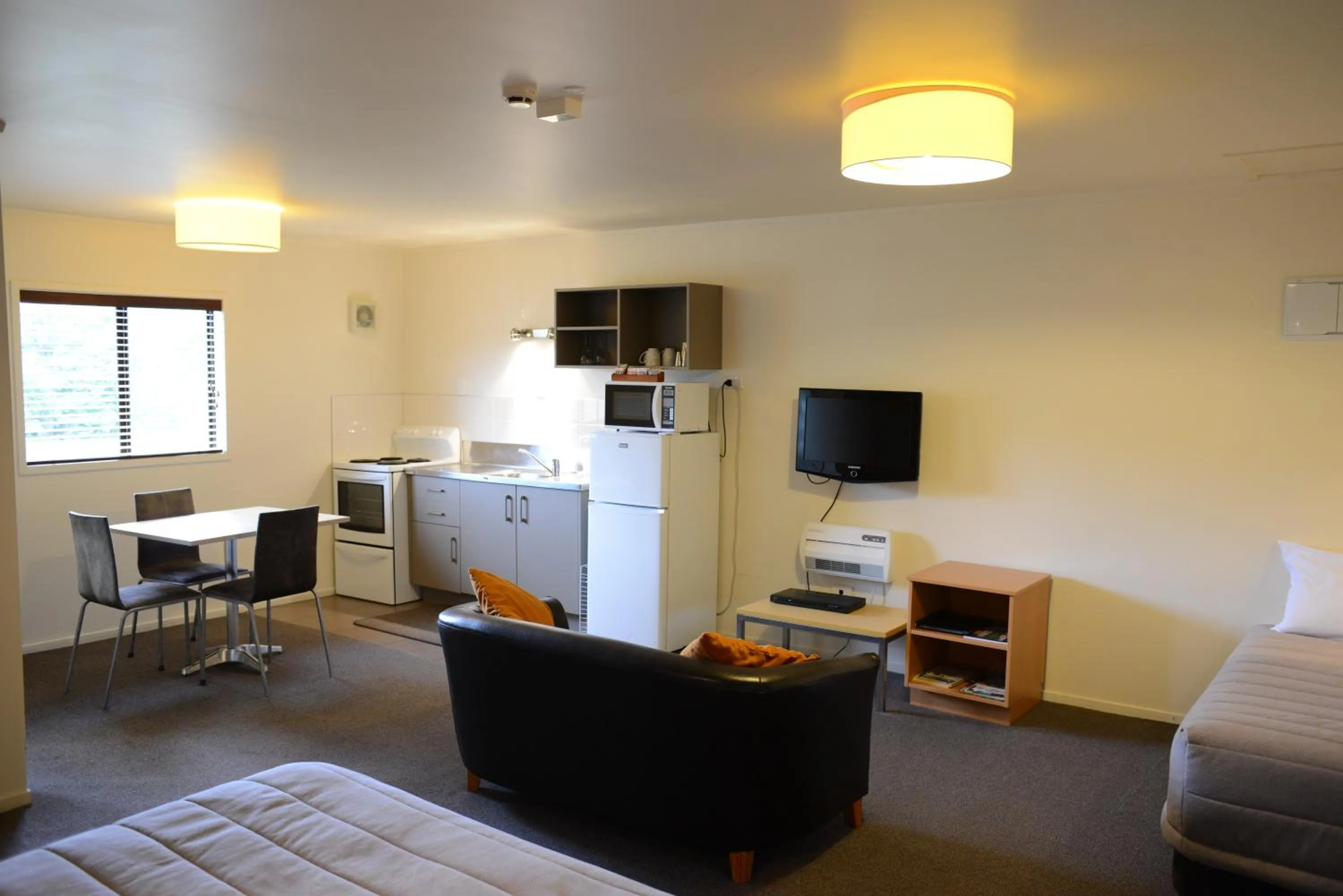 Kitchen or kitchenette in The Hobbit Motorlodge