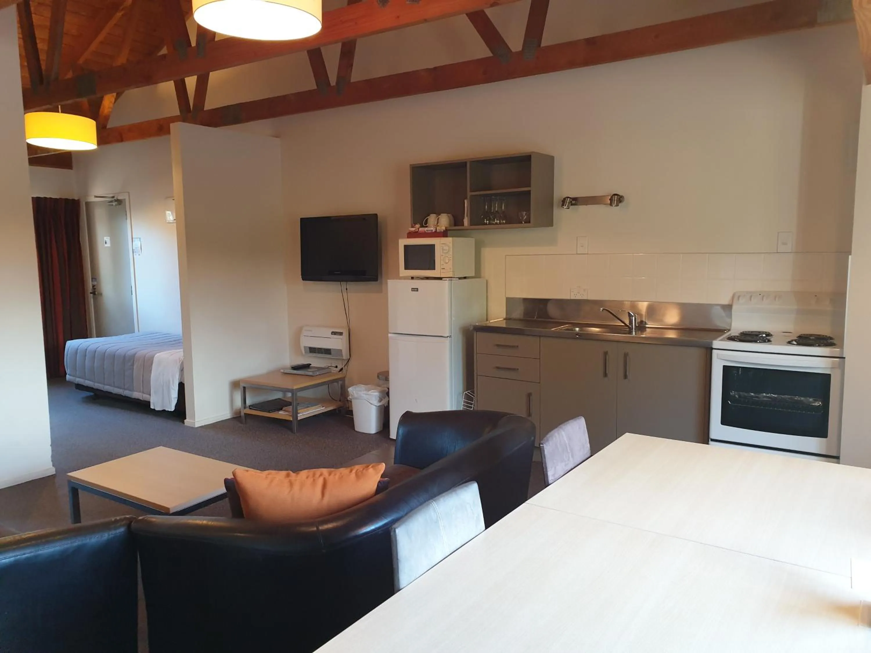 Living room, Bed in The Hobbit Motorlodge