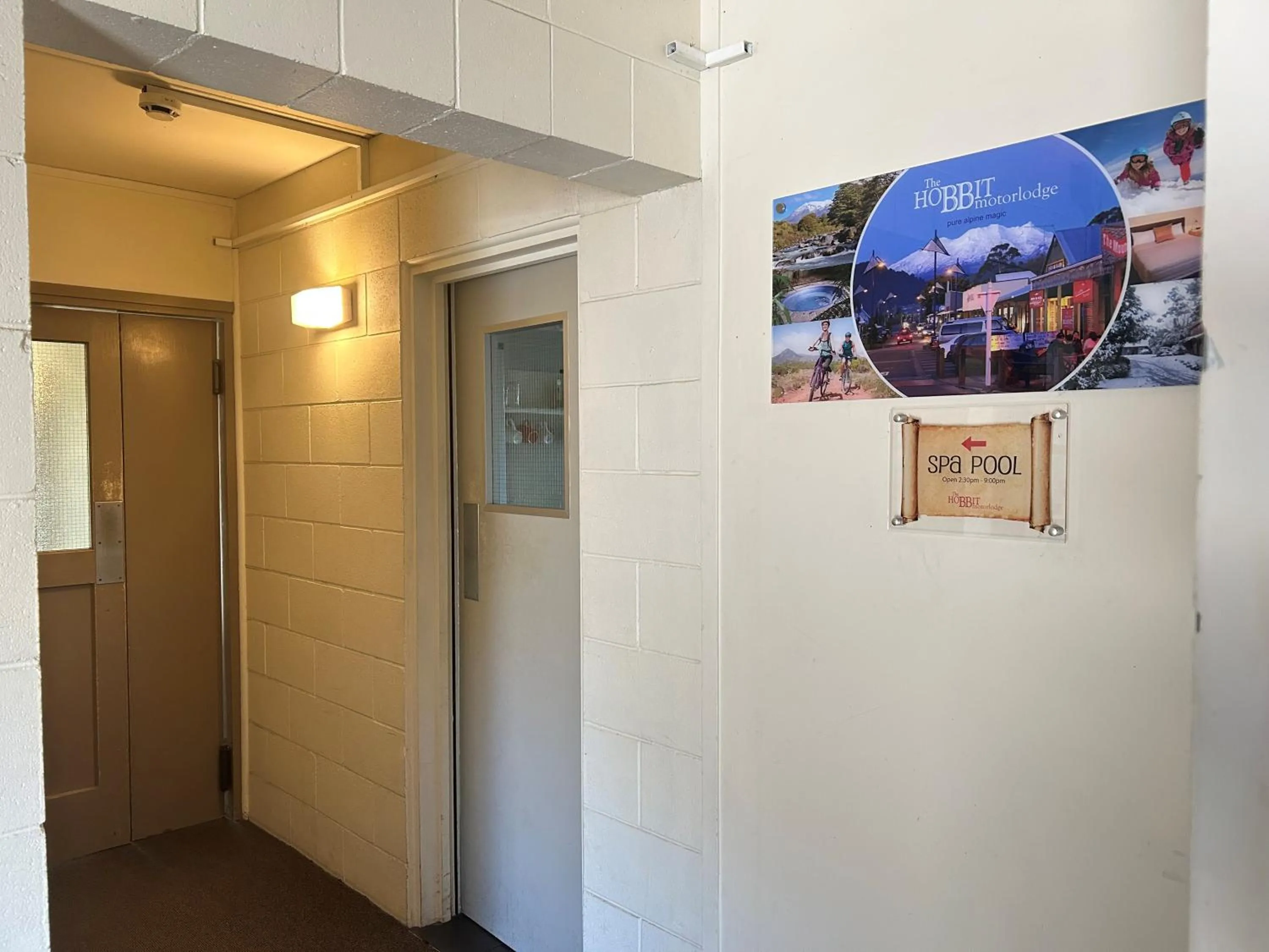 Facade/entrance in The Hobbit Motorlodge