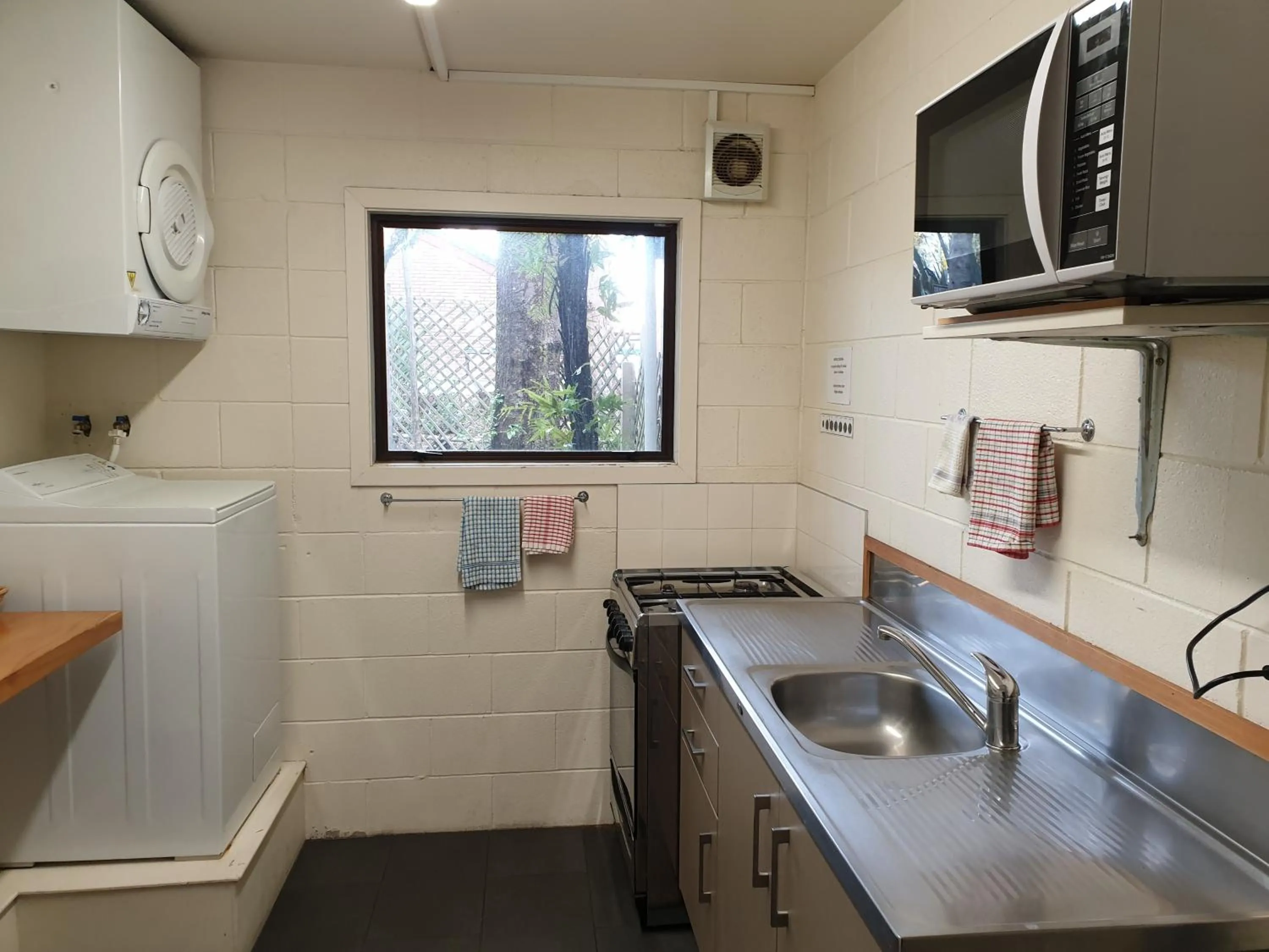 Kitchen or kitchenette in The Hobbit Motorlodge