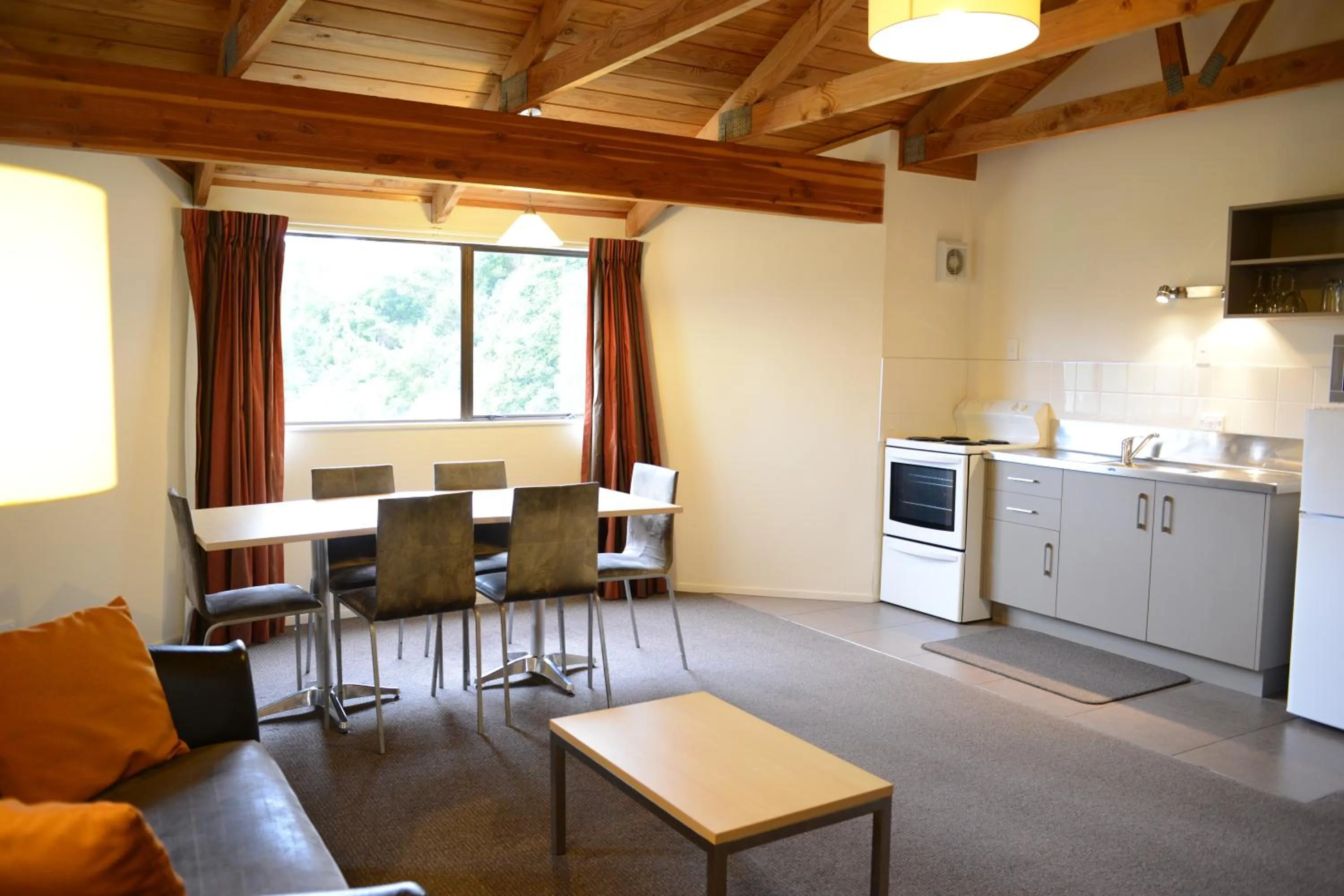 Kitchen or kitchenette in The Hobbit Motorlodge