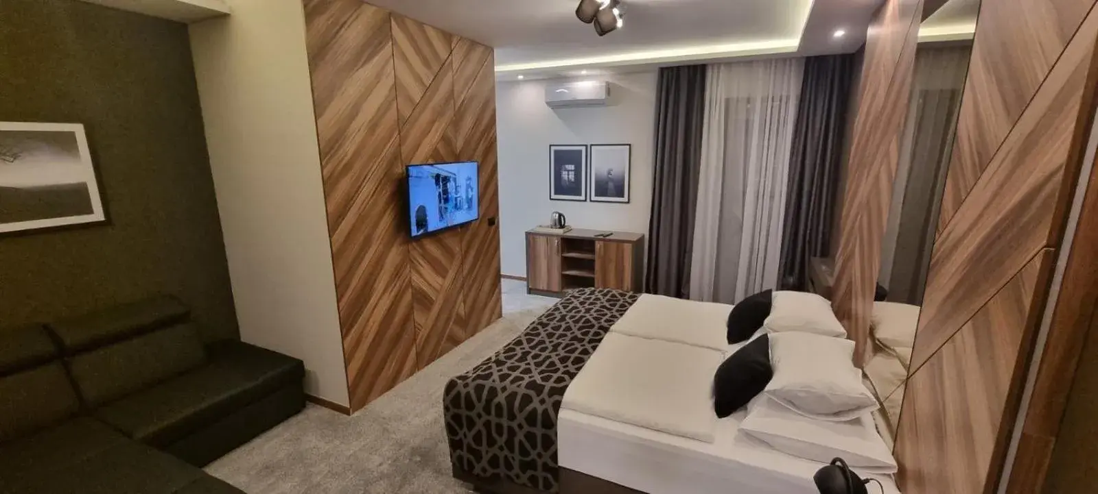 Deluxe Double Room with Balcony - single occupancy in Hotel Zlatna Žita Deluxe Double Room with Balcony - single occupancy in Hotel Zlatna Žita