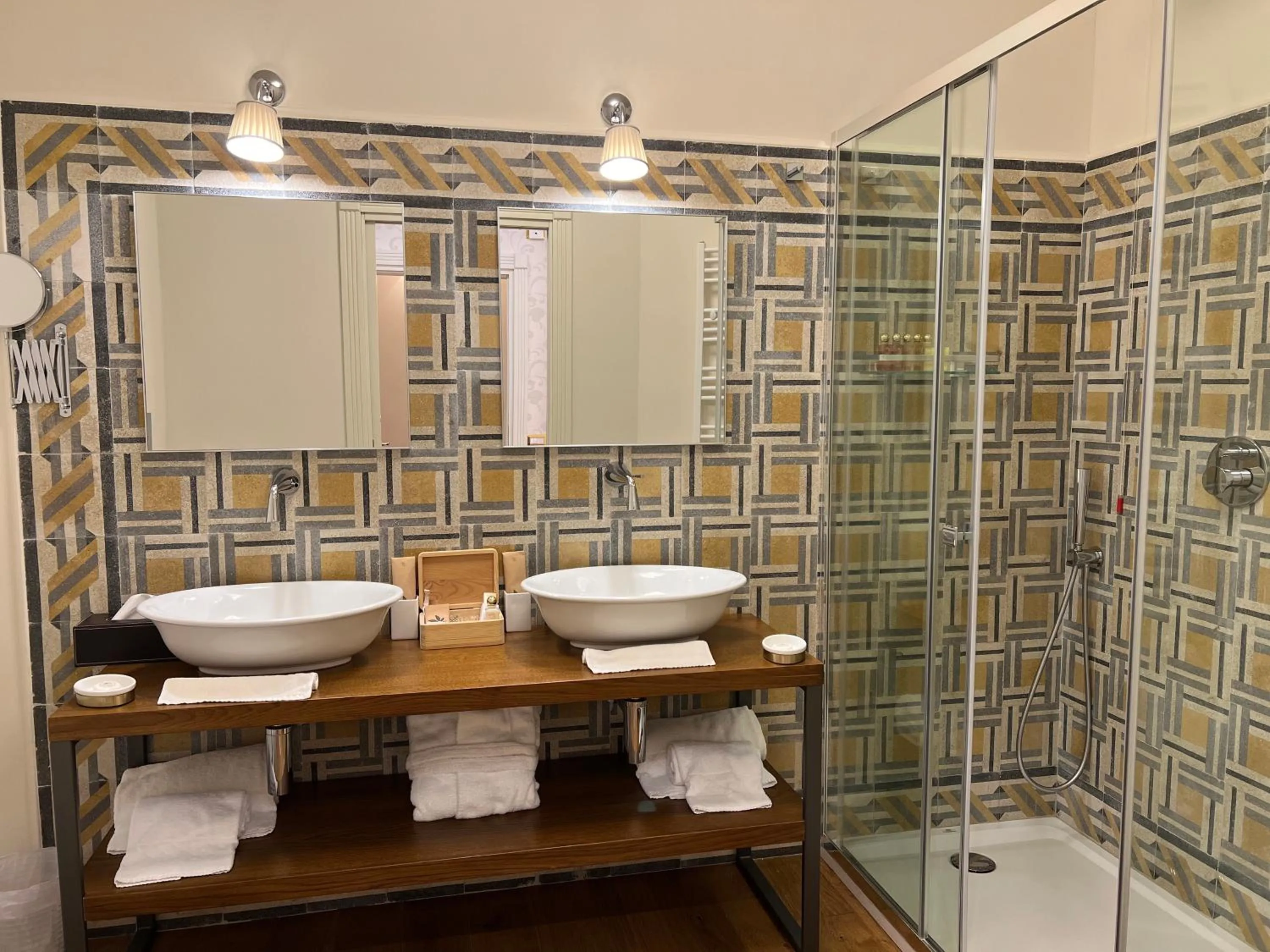 Shower in San Gemini Palace