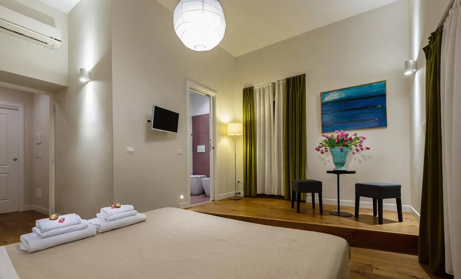 TV and multimedia, Bed in Tula Inn TV and multimedia, Bed in Tula Inn