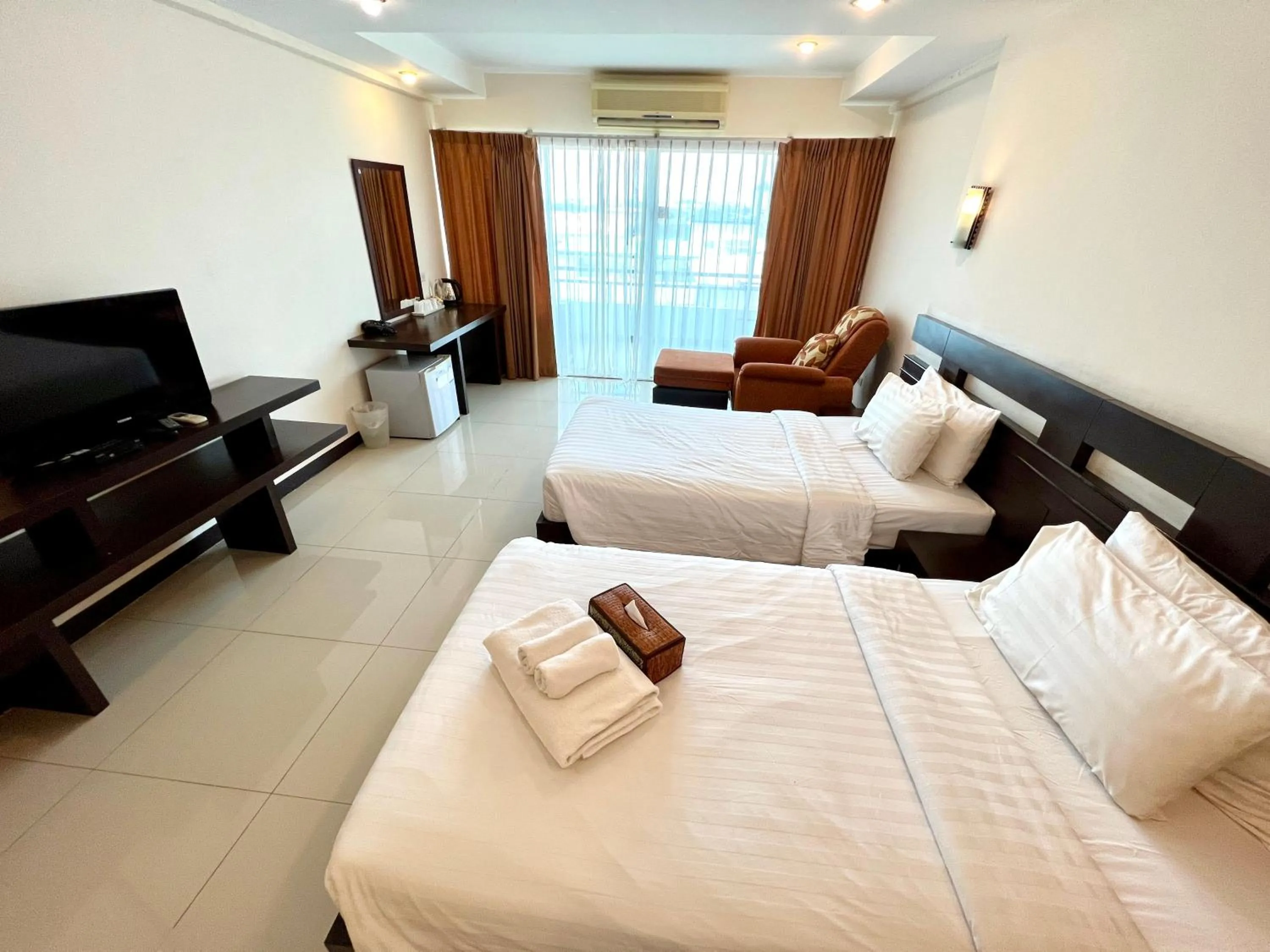 Communal lounge/ TV room, Bed in Hotel La Villa Khon Kaen