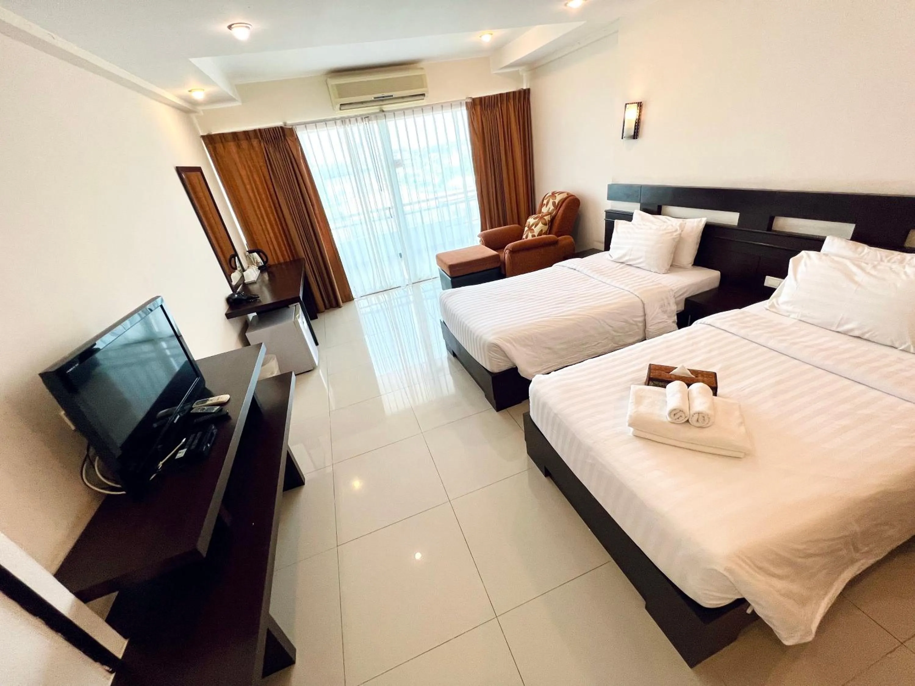 Communal lounge/ TV room, Bed in Hotel La Villa Khon Kaen