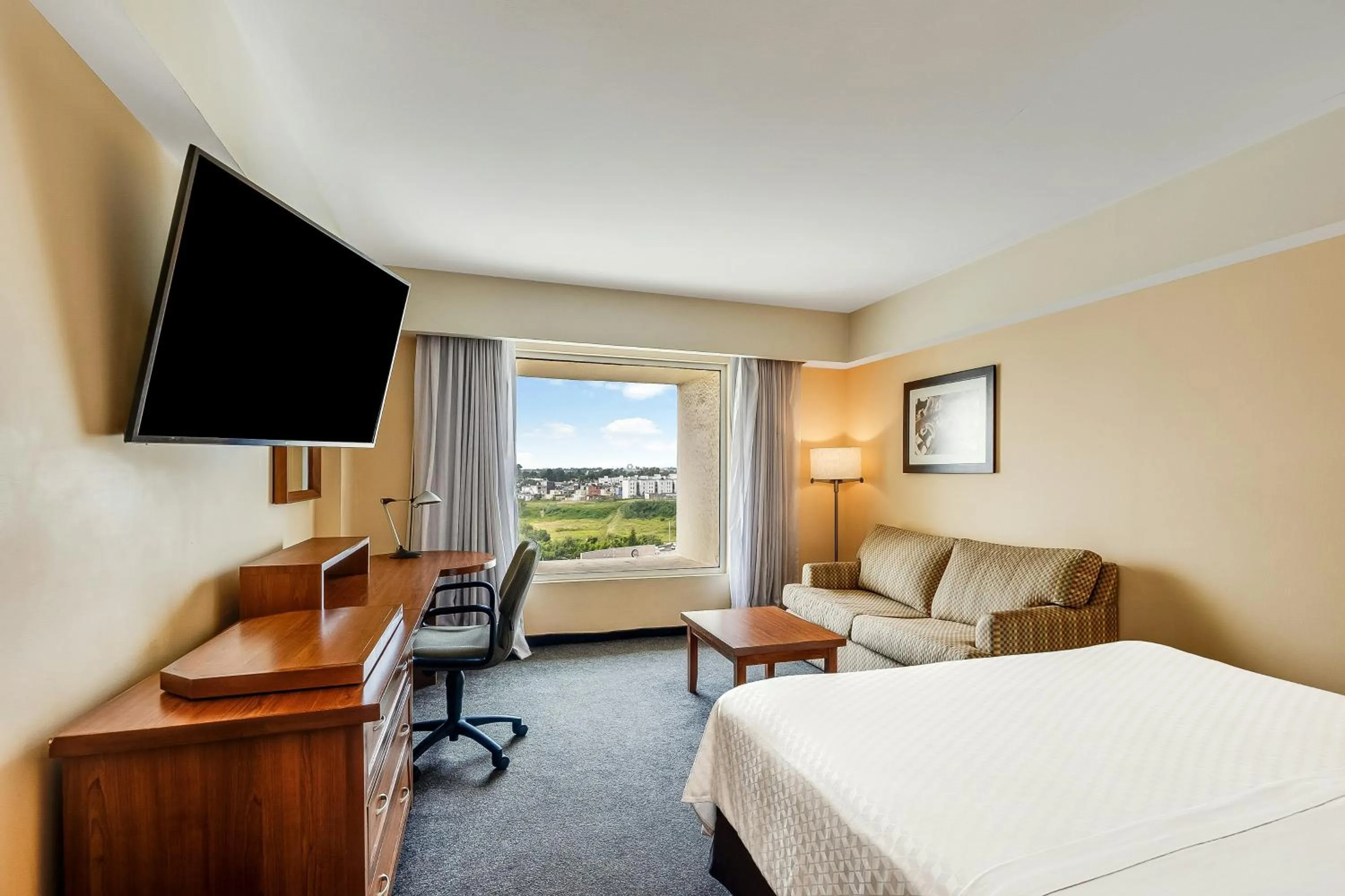 Photo of the whole room, Bed in Fiesta Inn Express Puebla Finsa