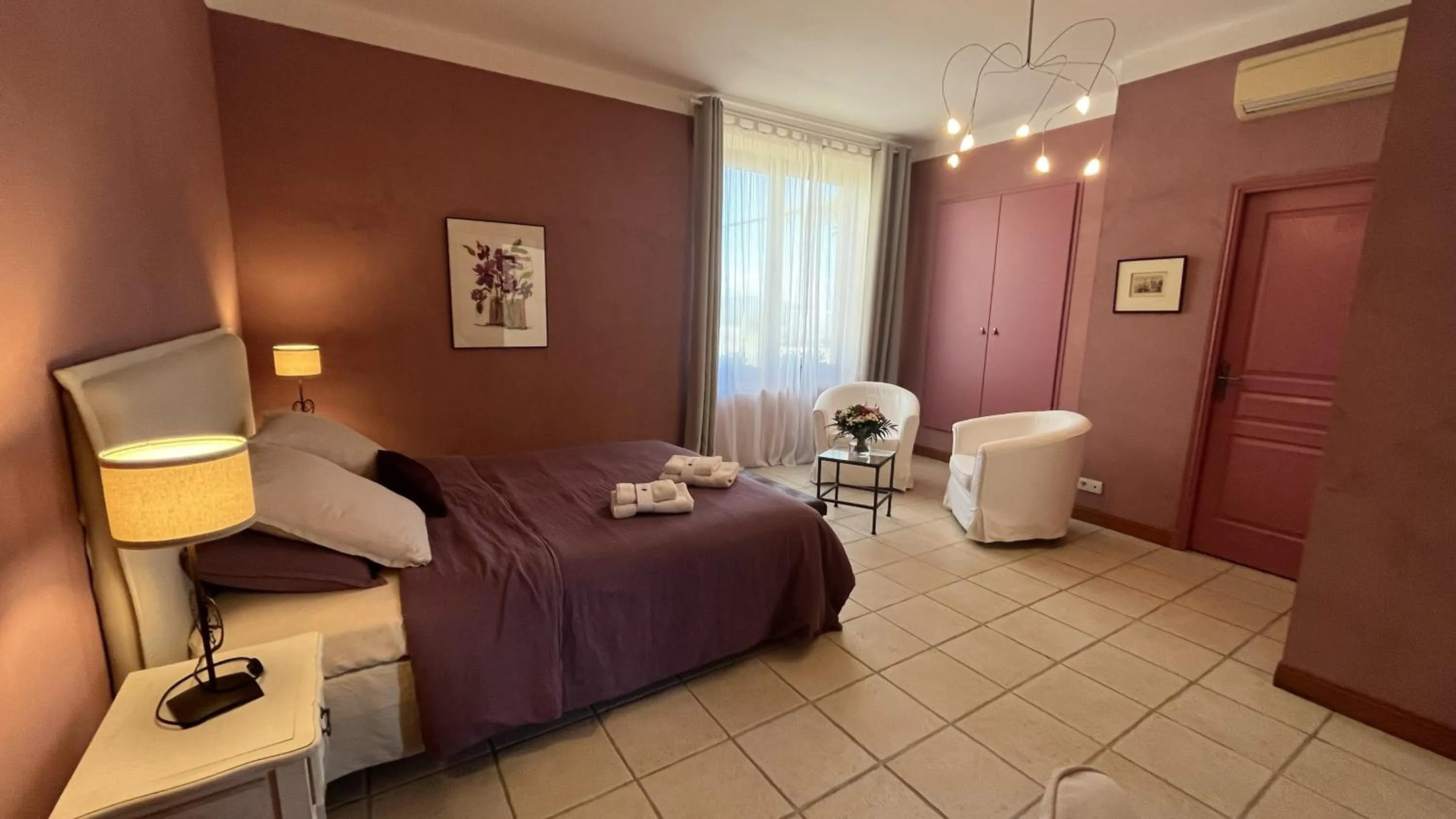 Photo of the whole room, Bed in Château La Sabine