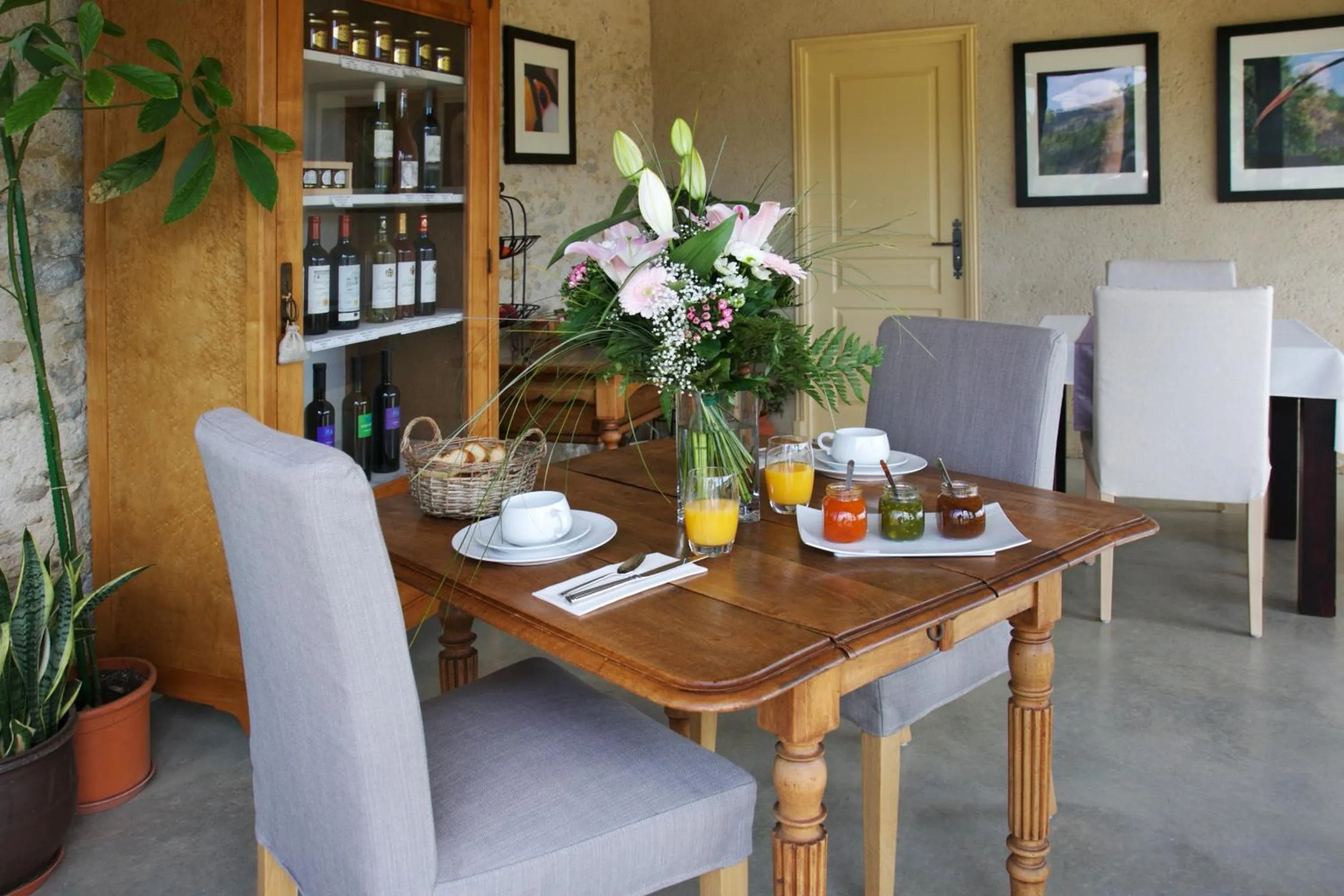 Breakfast in Château La Sabine