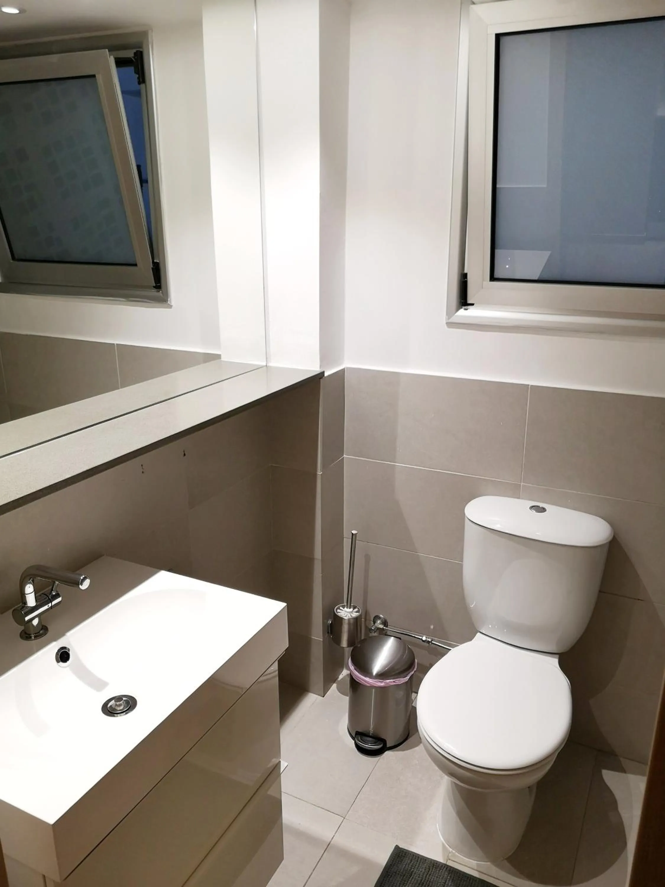 Toilet in Beachfront Amazing New Apartment