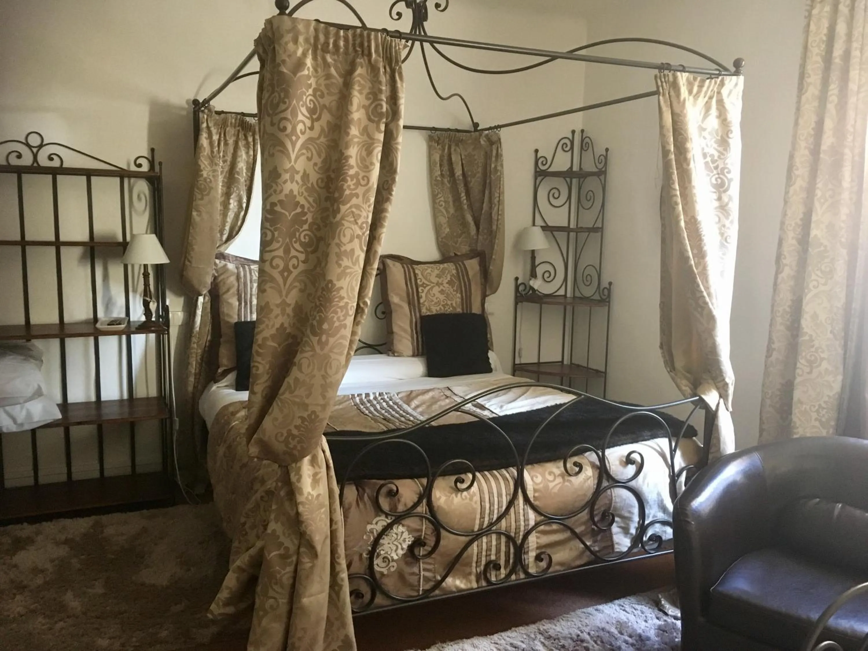 Bed in Hôtel Boutique Saint-Louis