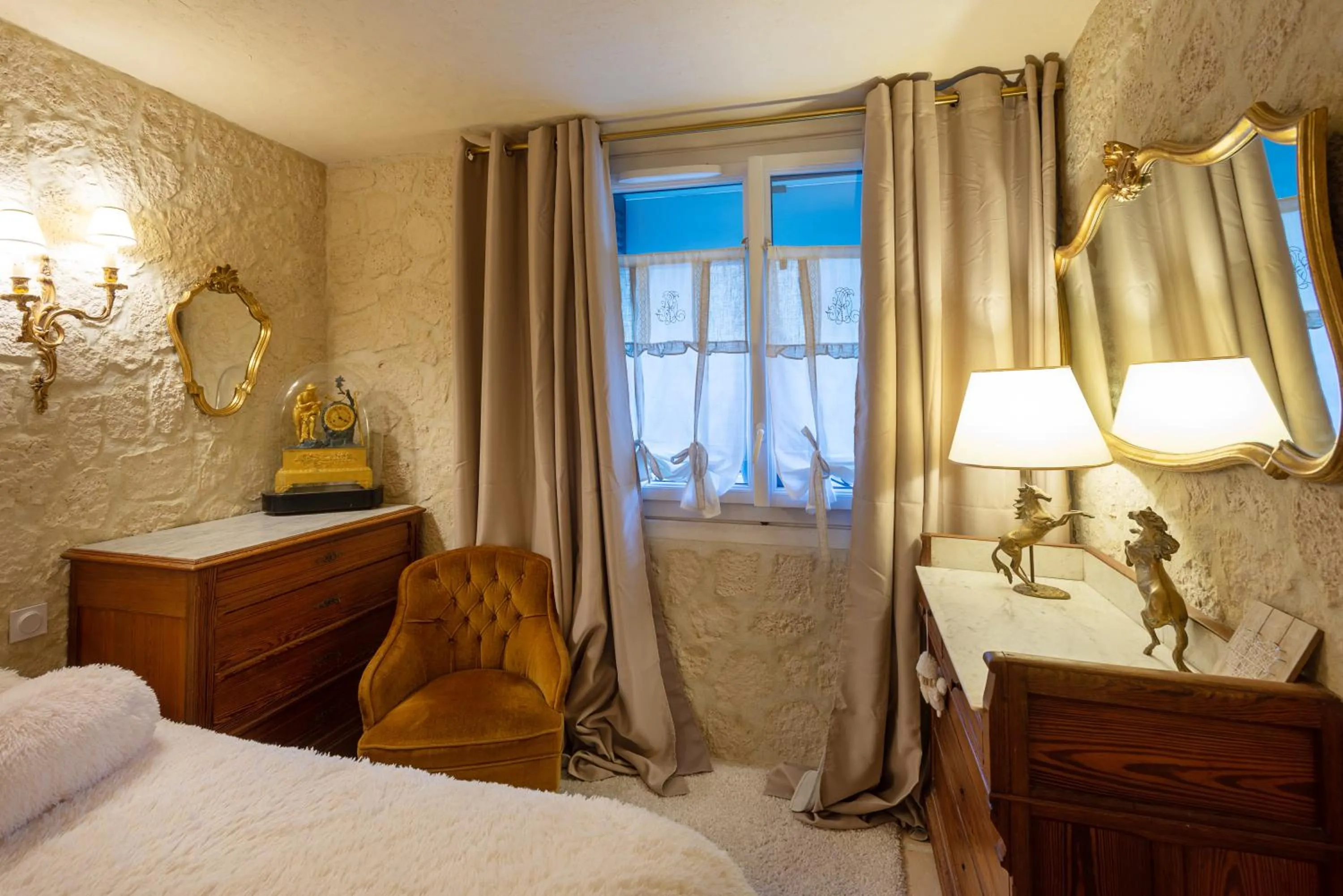 Bed in Hôtel Boutique Saint-Louis
