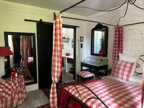 Bed in Hôtel Boutique Saint-Louis