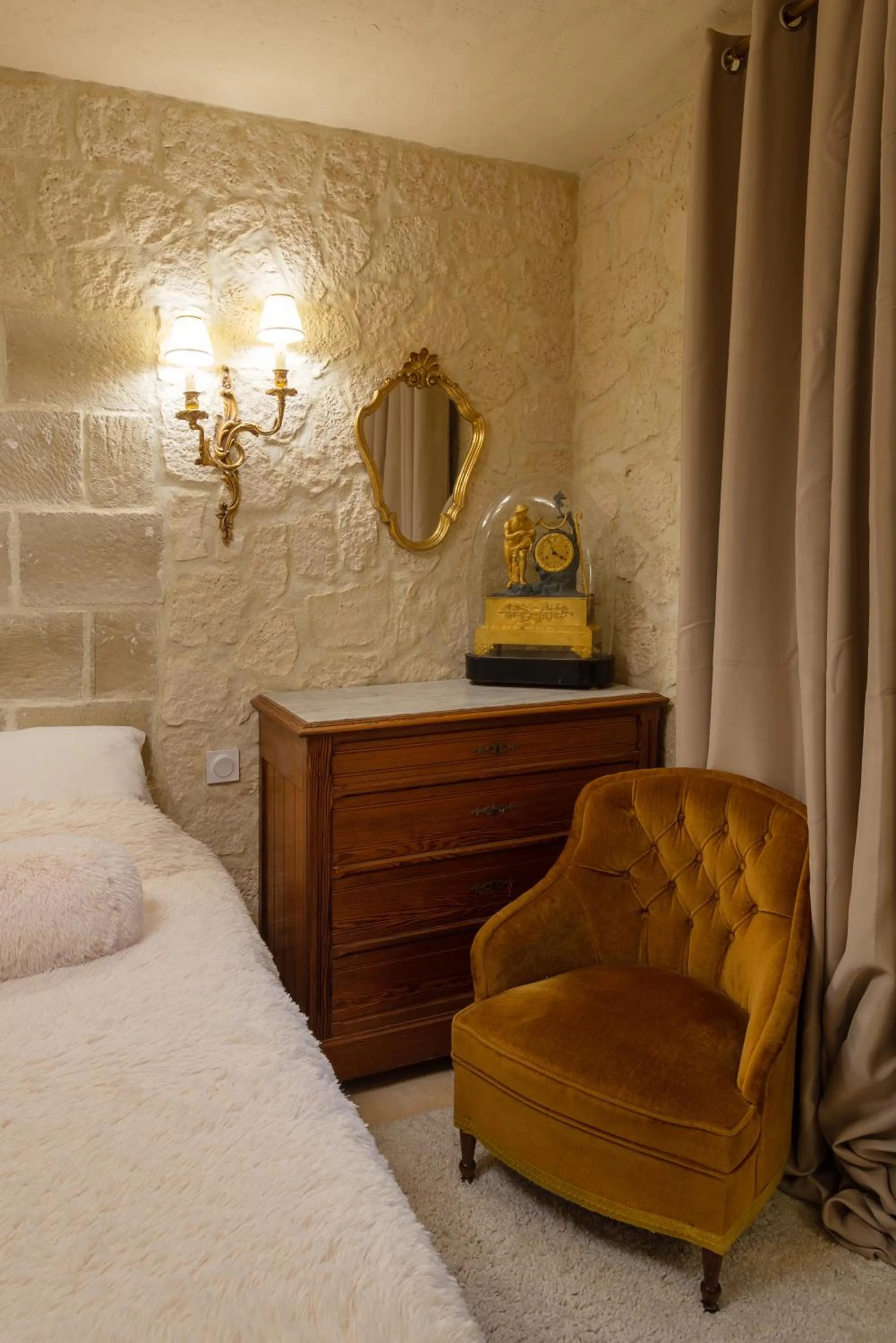 Bed in Hôtel Boutique Saint-Louis