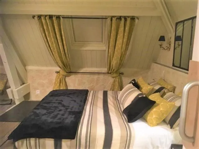 Bed in Hôtel Boutique Saint-Louis