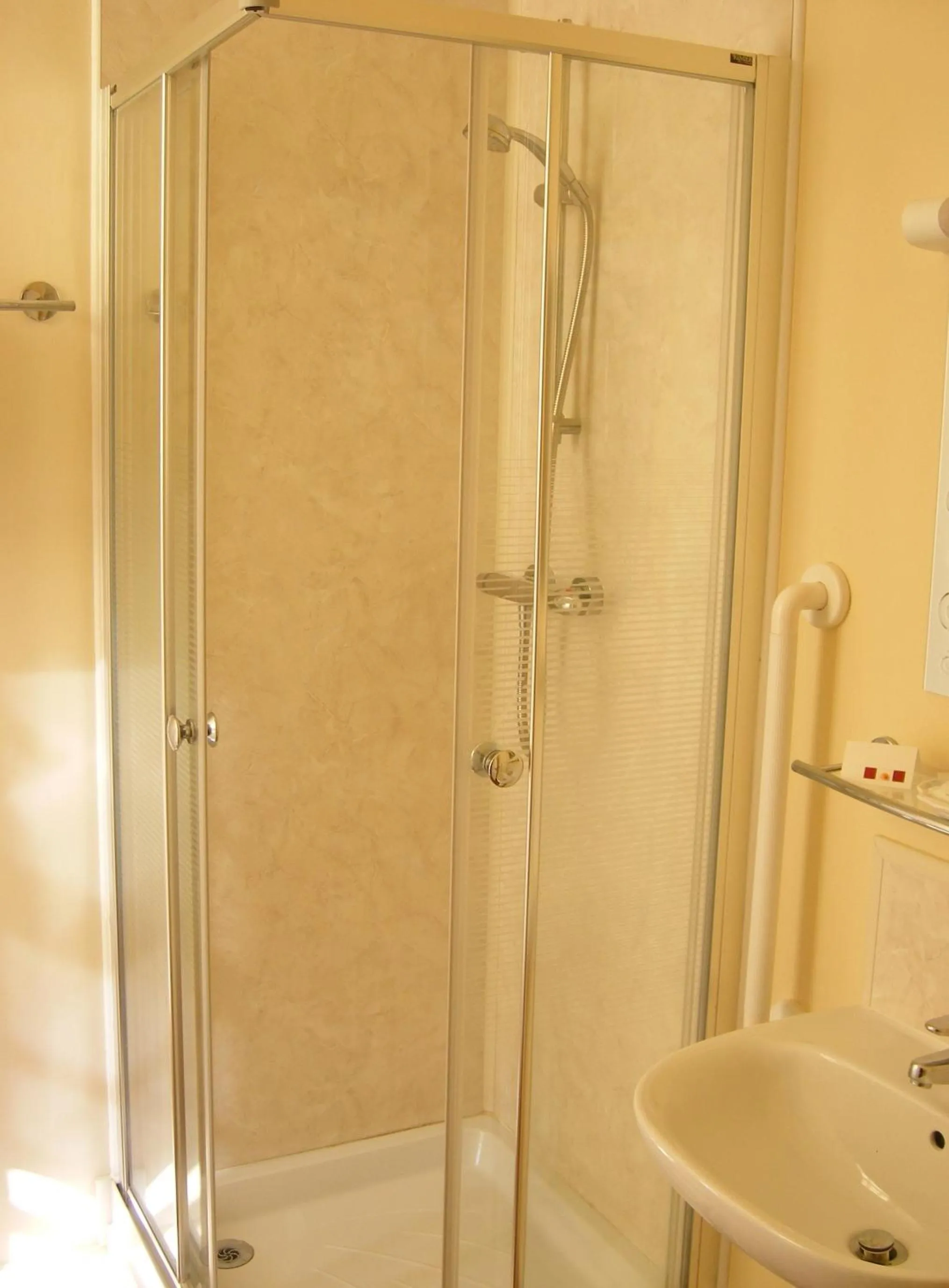 Bathroom in The Kings Head Hotel