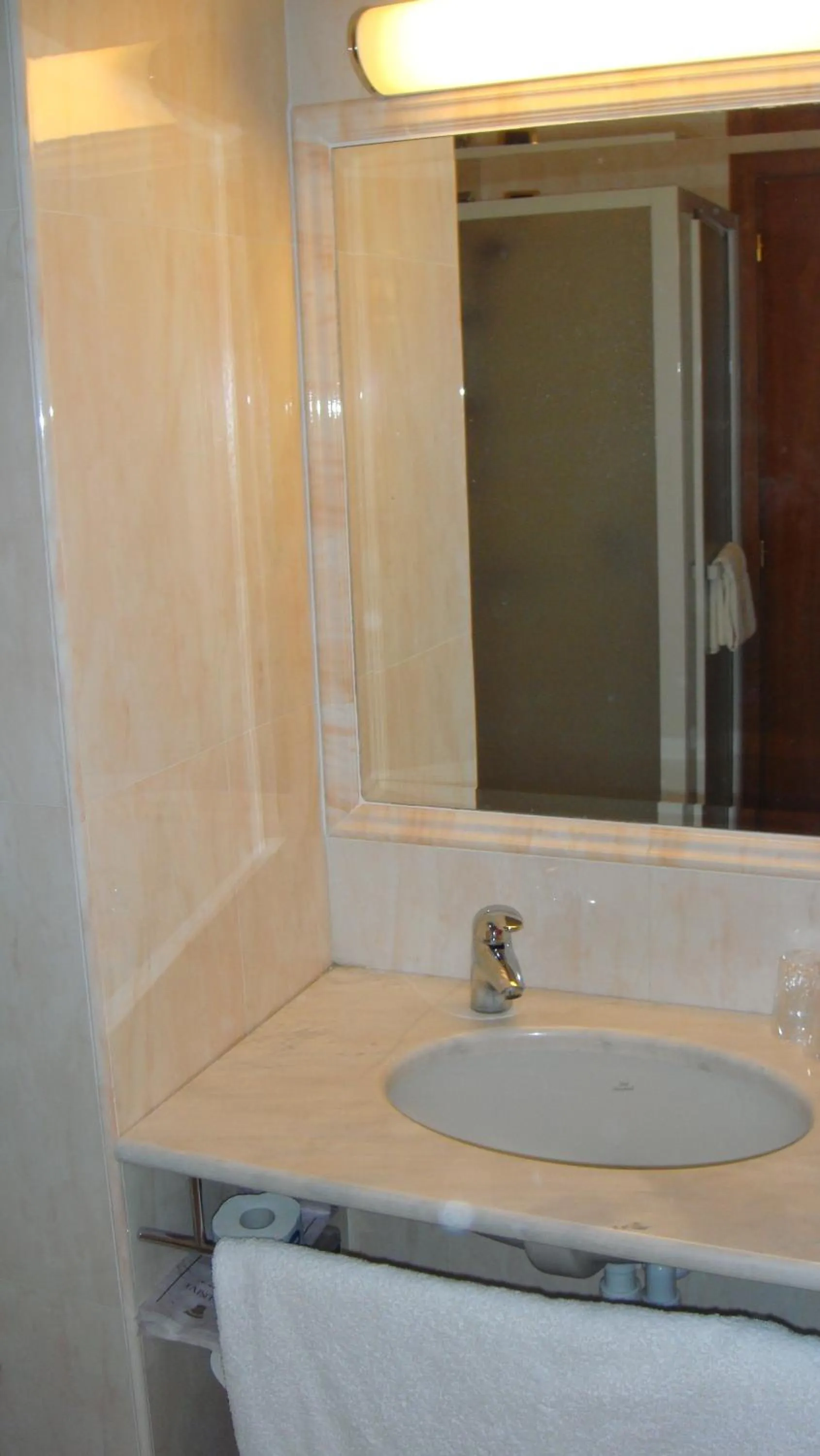 Bathroom in Albergo Corona