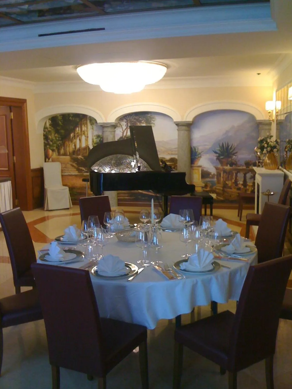 Restaurant/places to eat in Albergo Corona