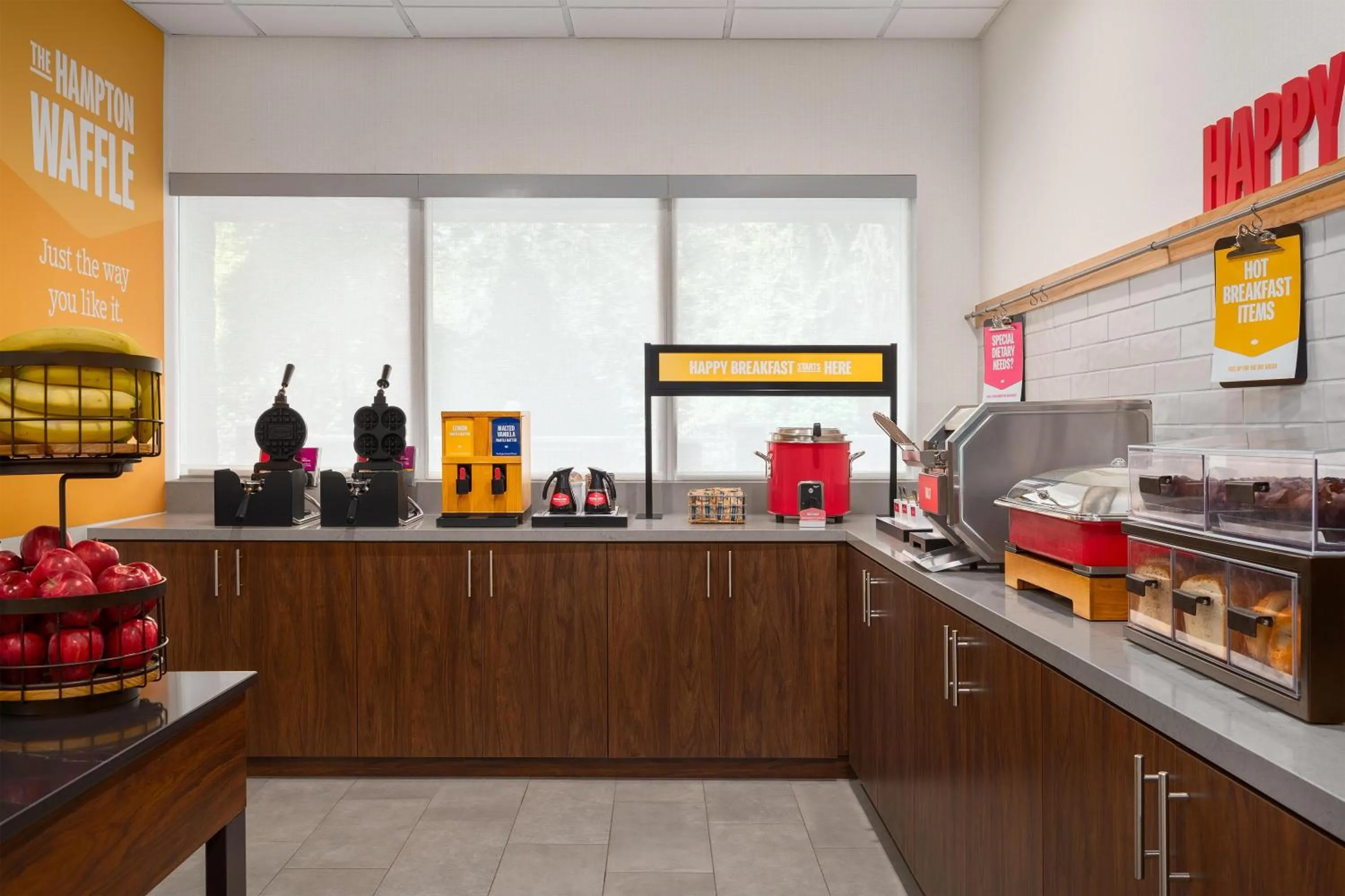 Breakfast in Hampton Inn & Suites Charlotte Arrowood Rd